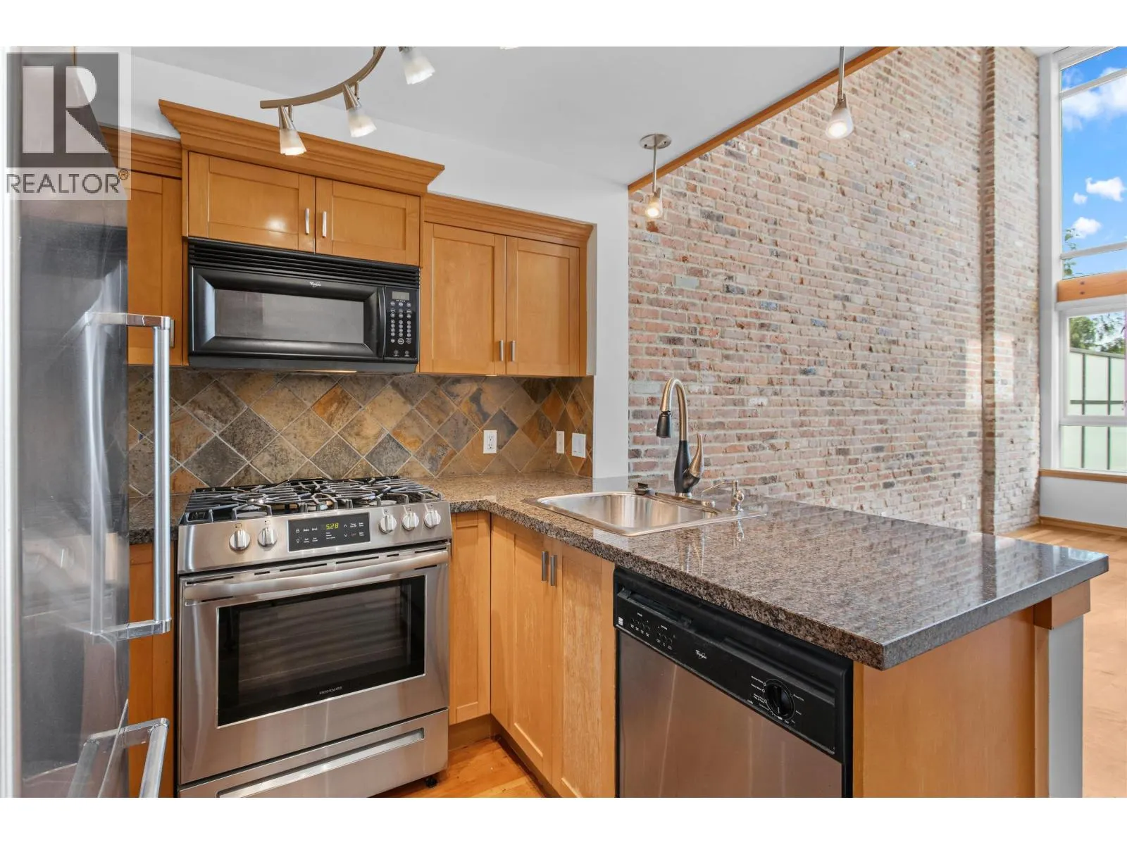 217 10 RENAISSANCE SQUARE