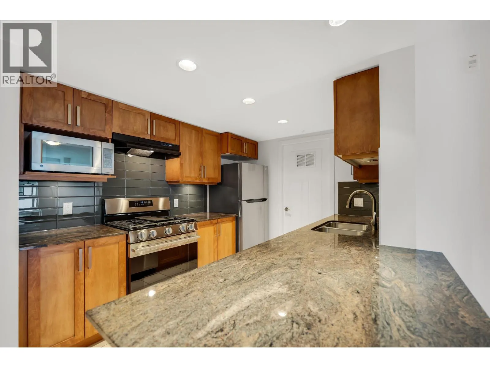 305 1212 MAIN STREET
