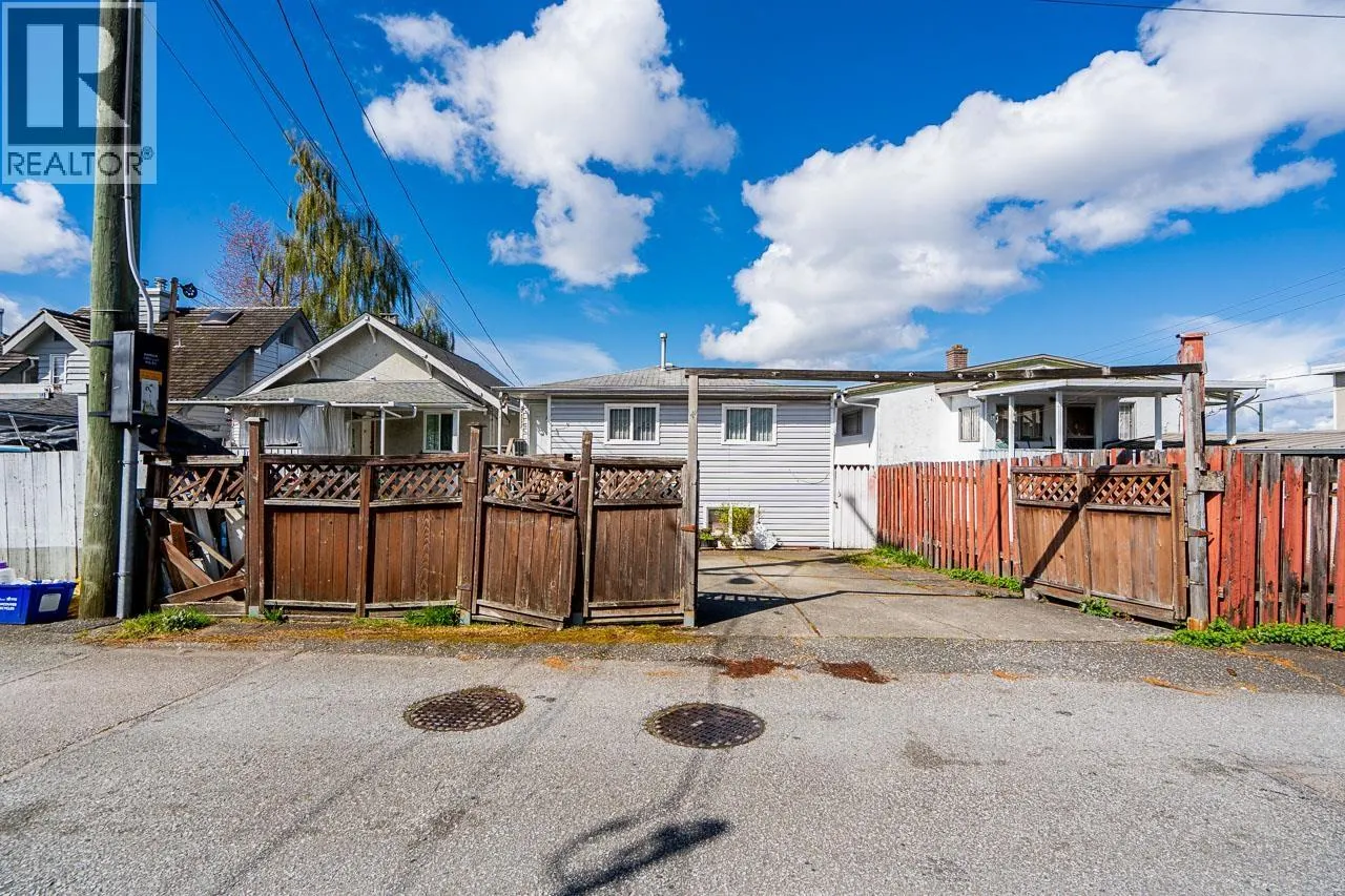 4712 VICTORIA DRIVE