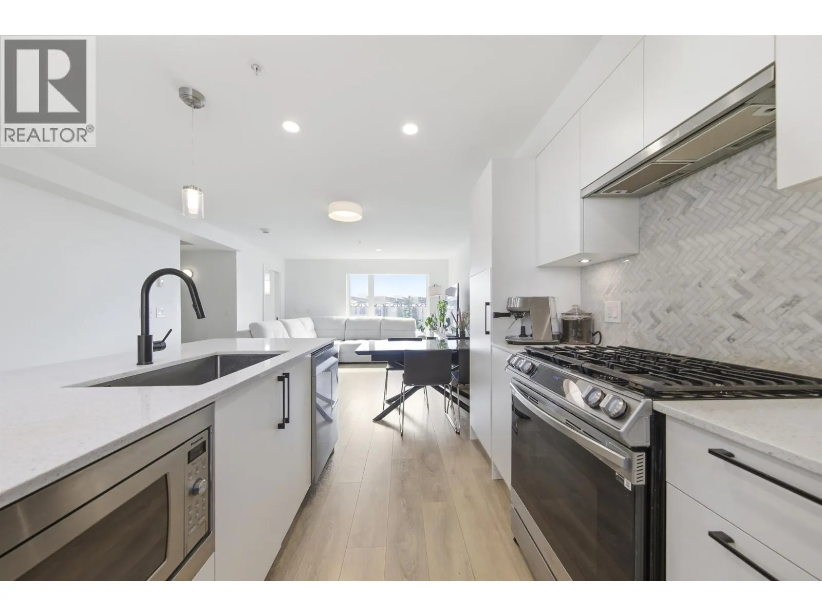 356 555 2ND E STREET