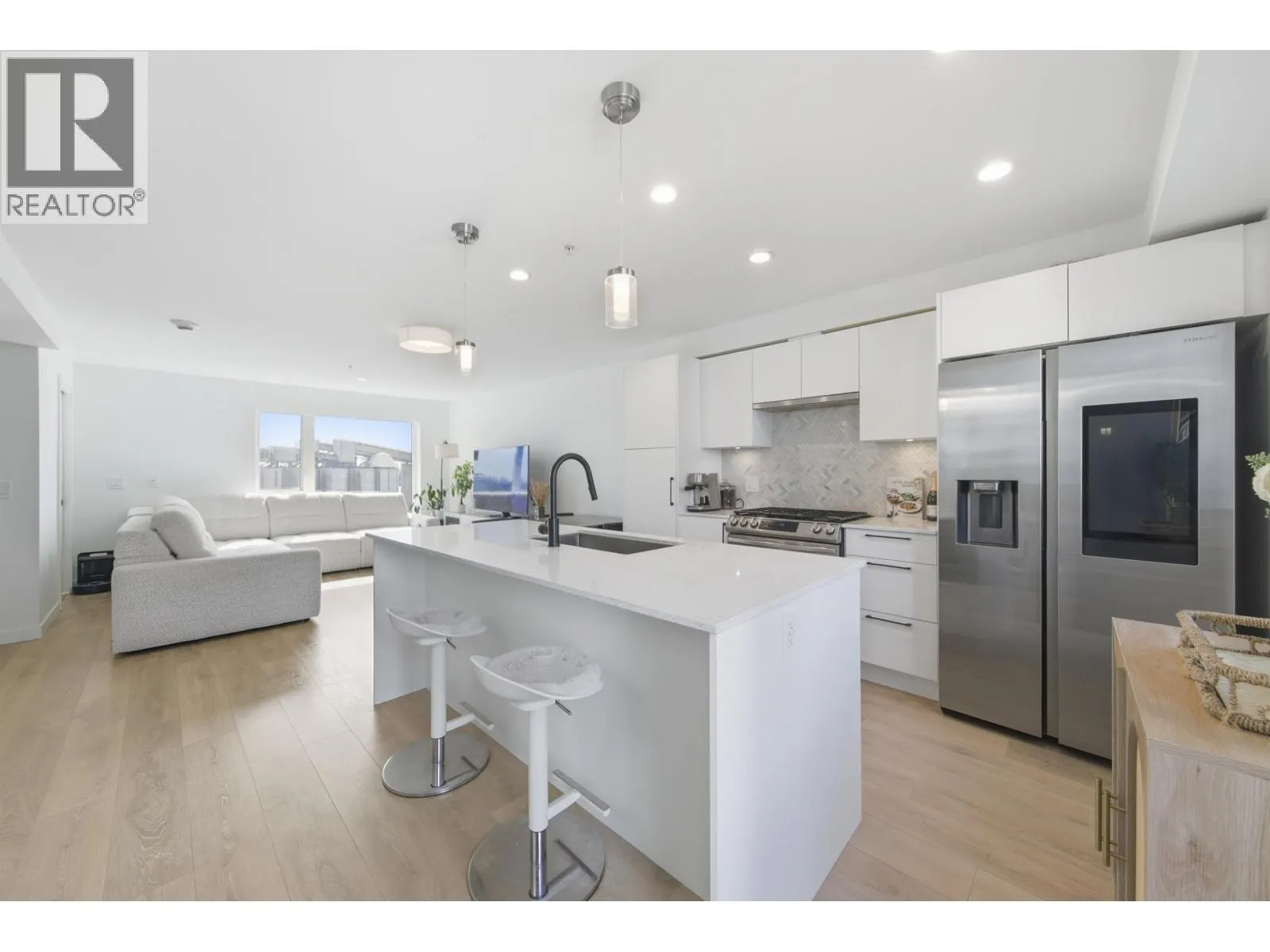 356 555 2ND E STREET