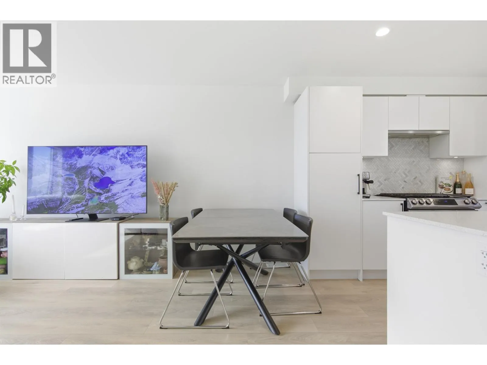 356 555 2ND E STREET