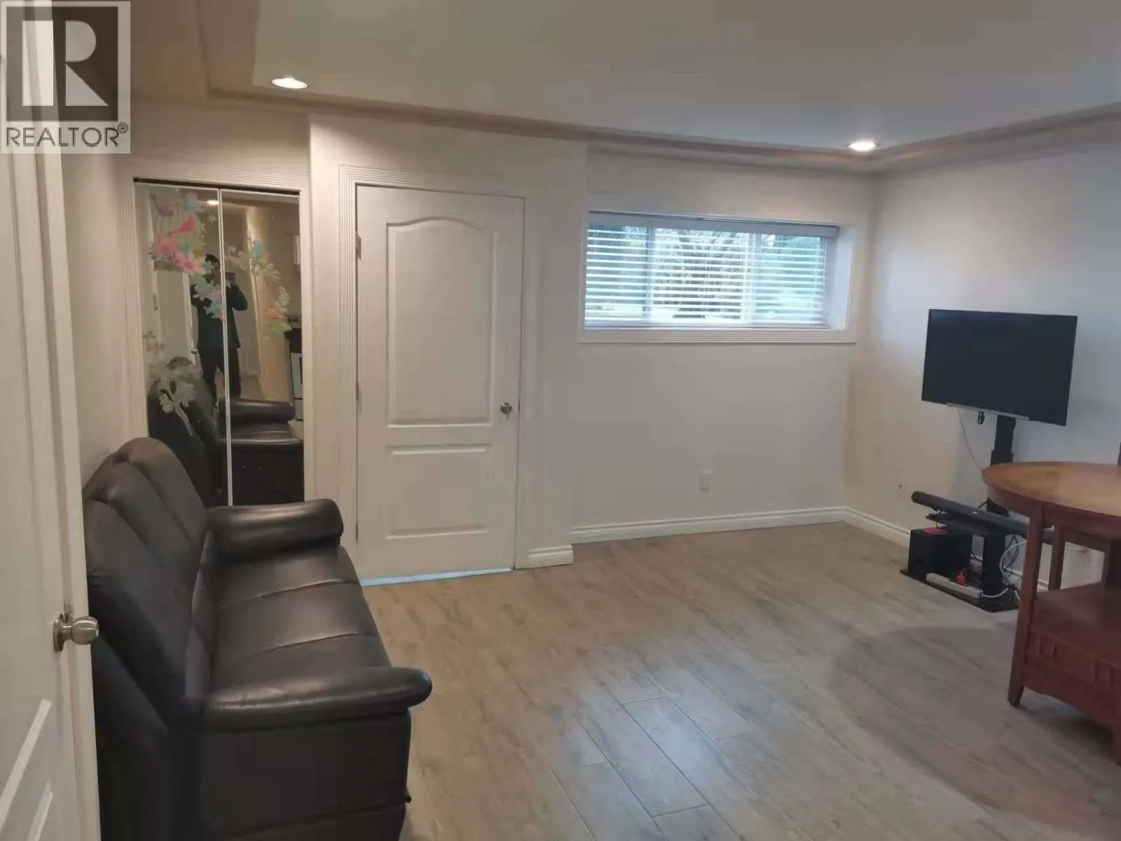 one room-5227 CHESHAM STREET