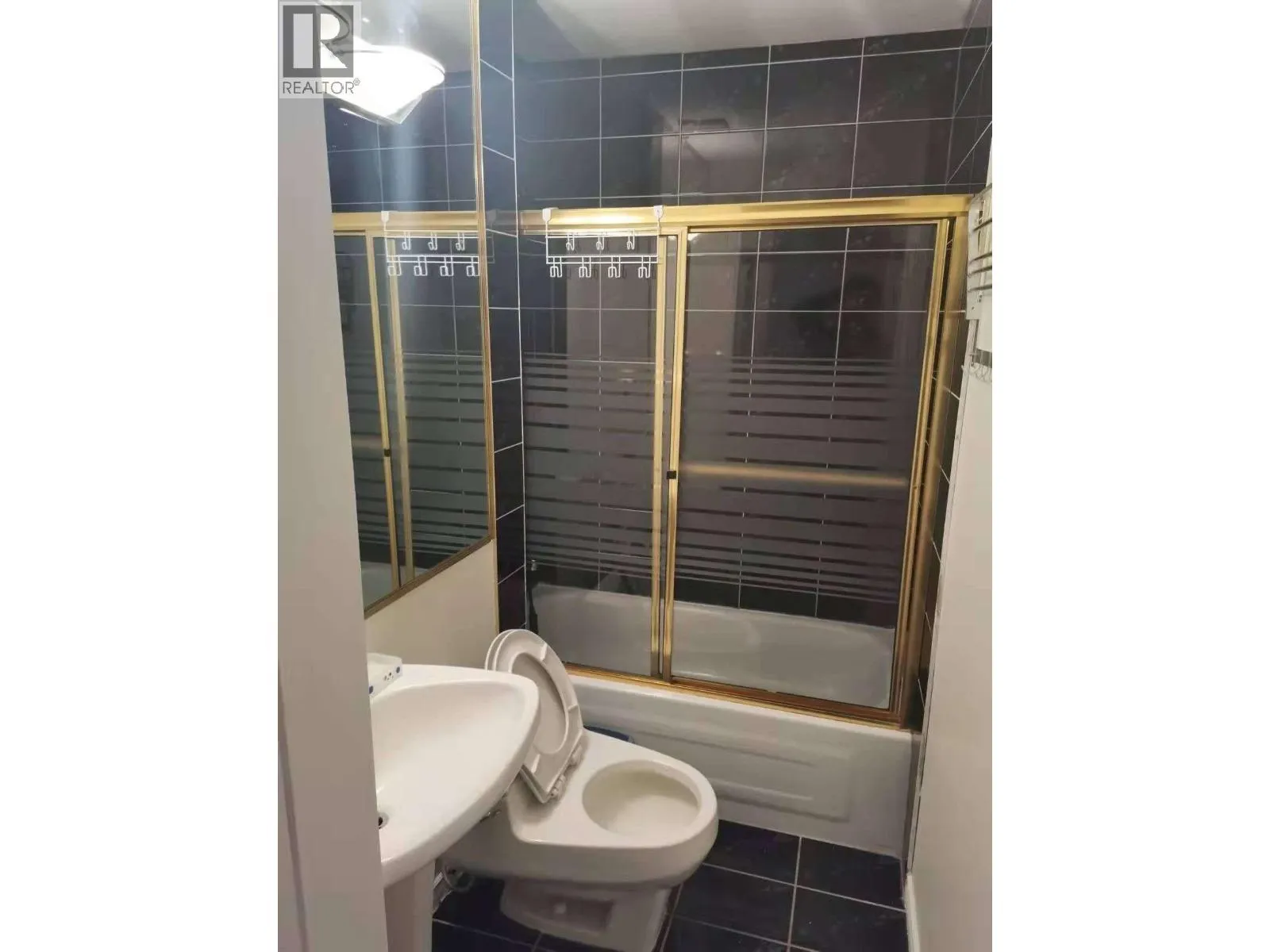 one room-5227 CHESHAM STREET