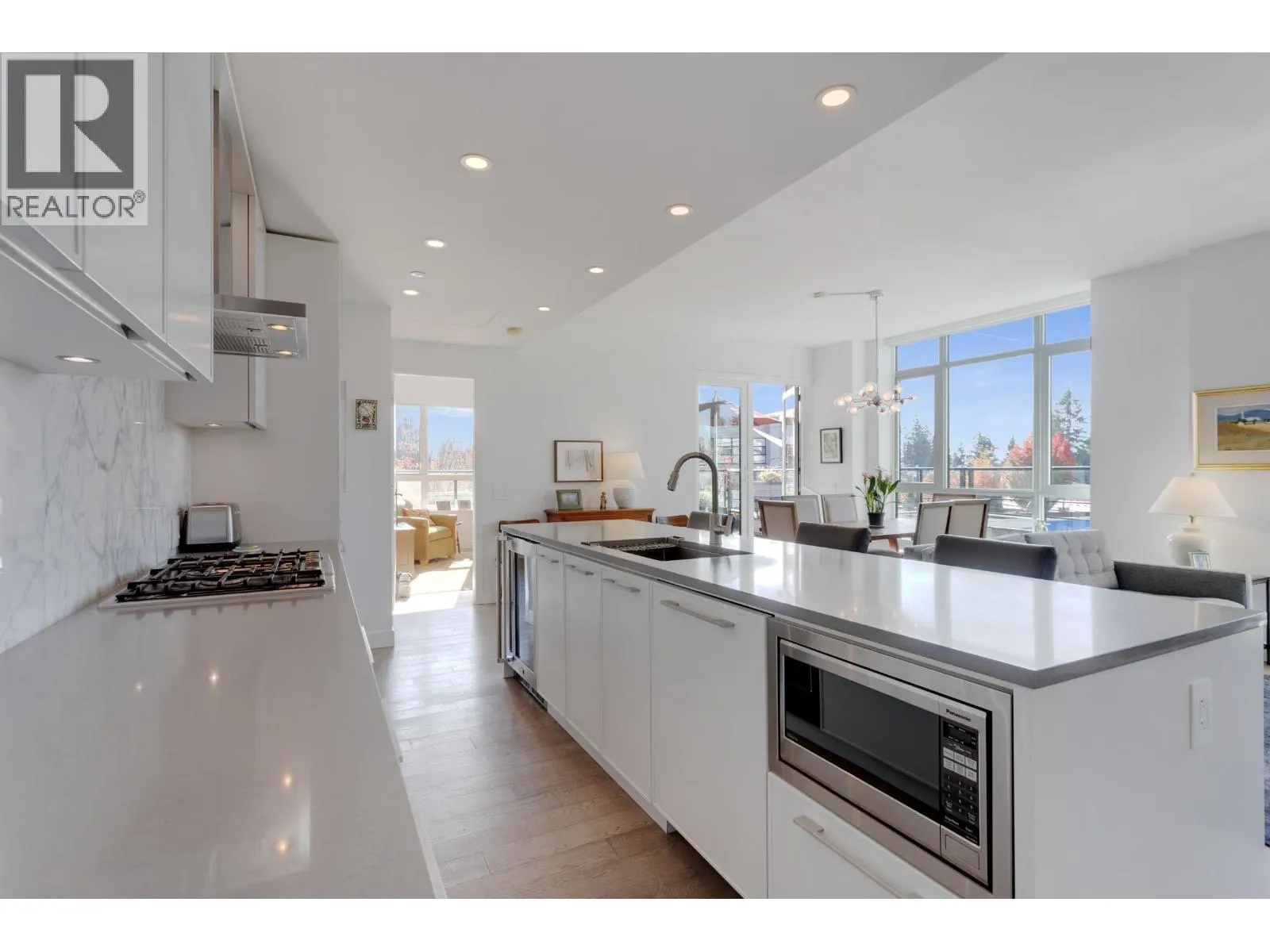 206 3220 CONNAUGHT CRESCENT