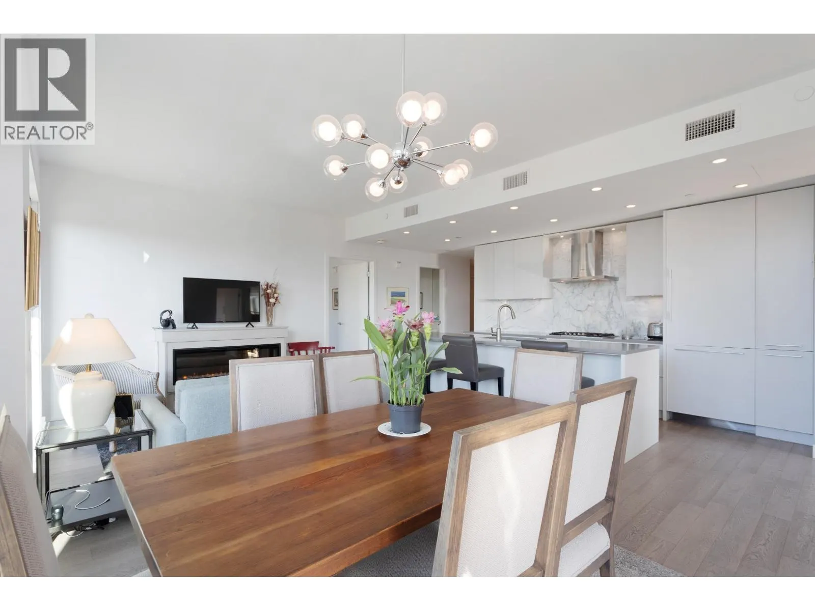 206 3220 CONNAUGHT CRESCENT