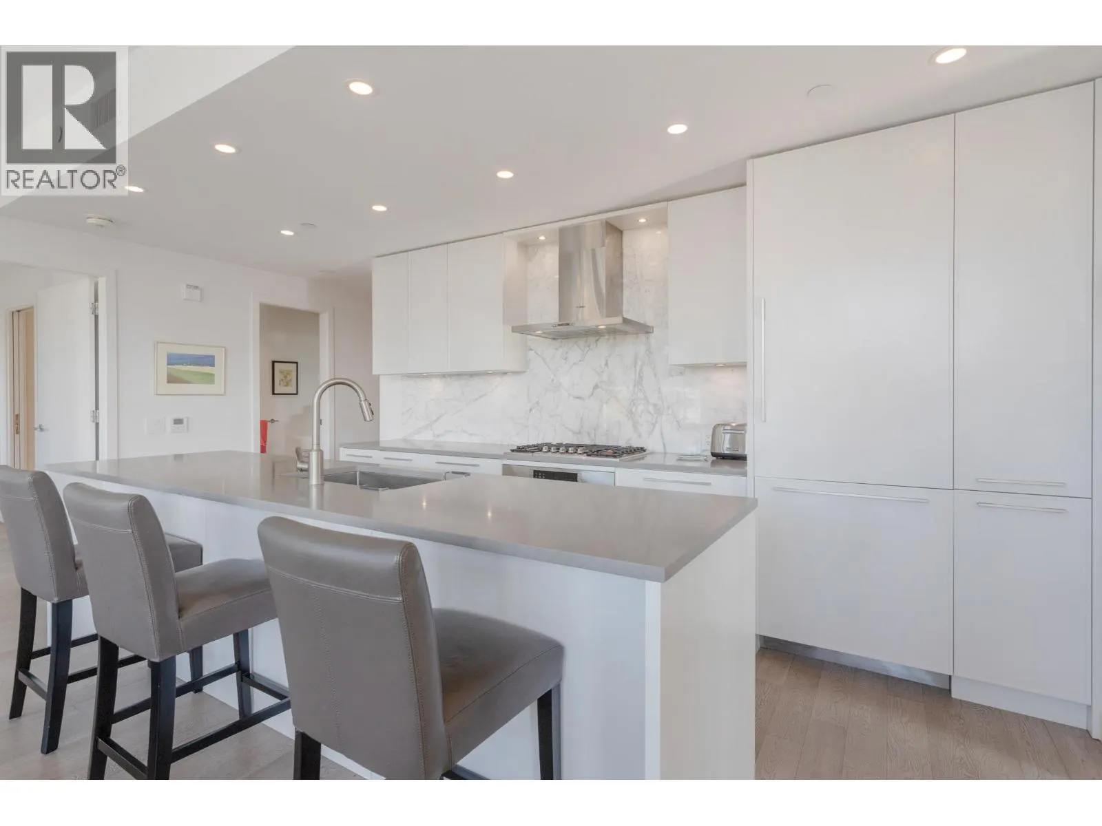 206 3220 CONNAUGHT CRESCENT