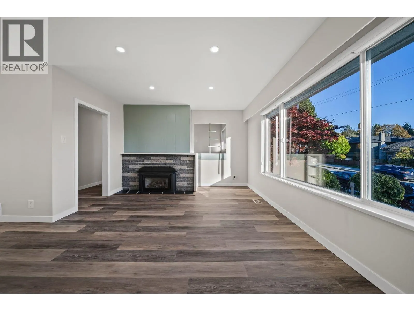 338 W 21ST STREET