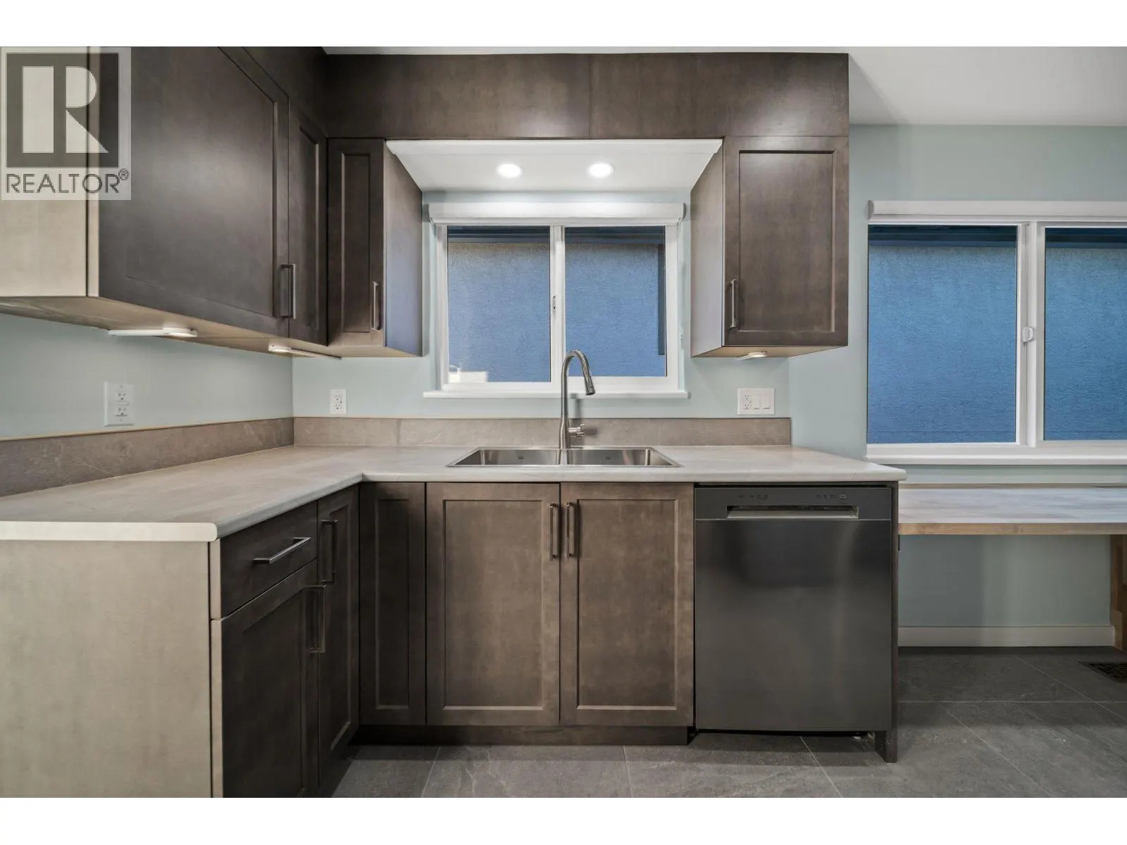 338 W 21ST STREET