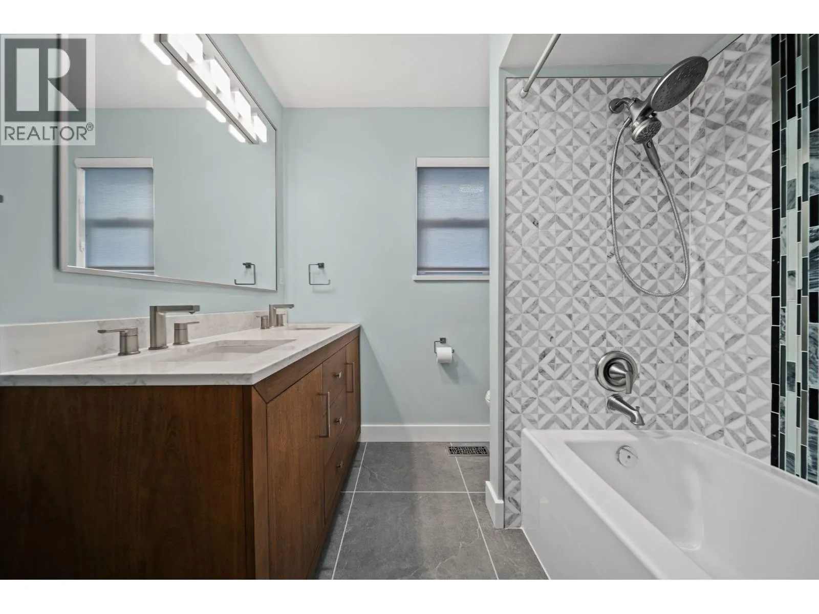 338 W 21ST STREET