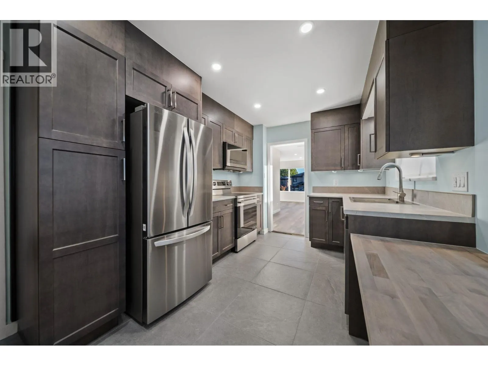 338 W 21ST STREET