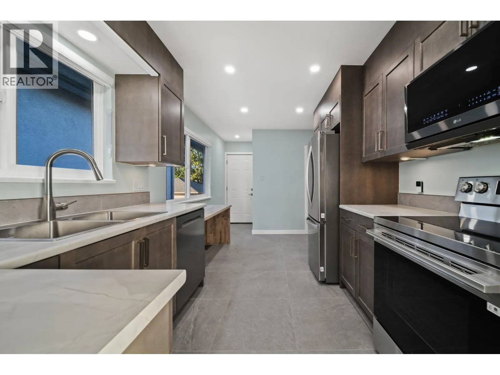 338 W 21ST STREET