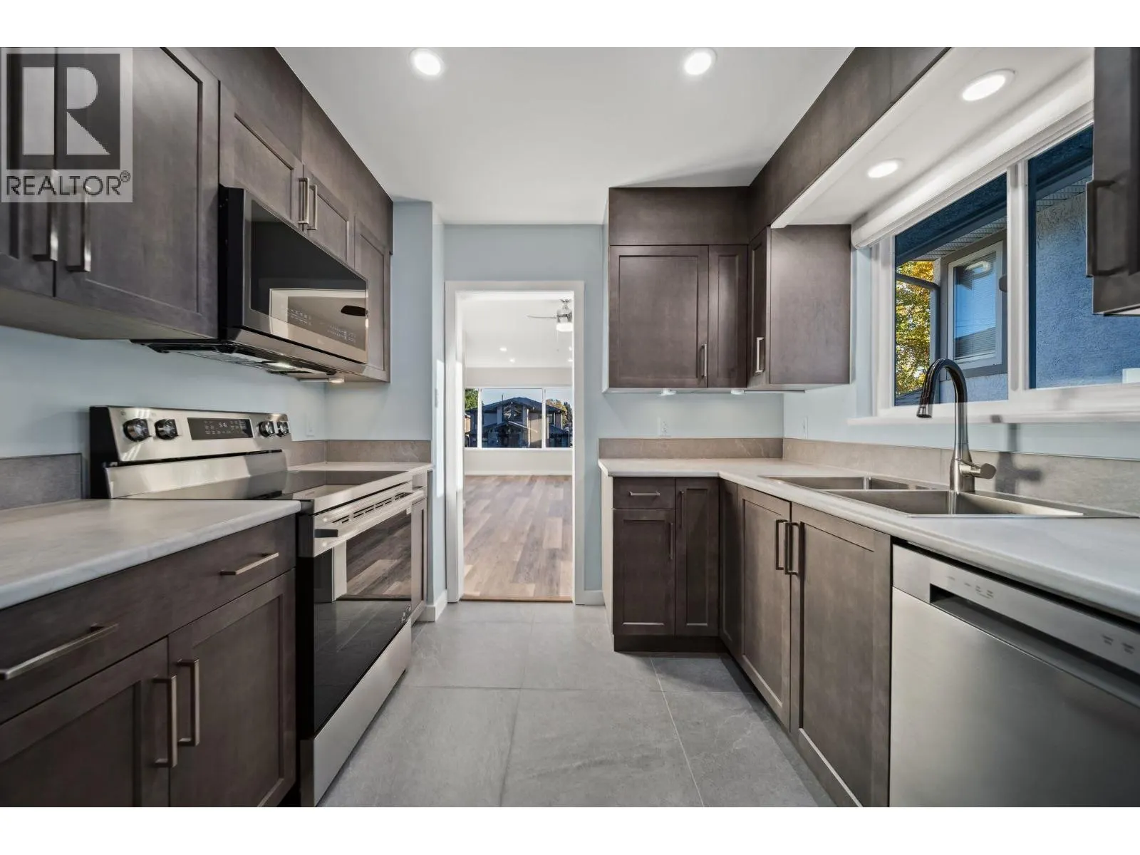 338 W 21ST STREET