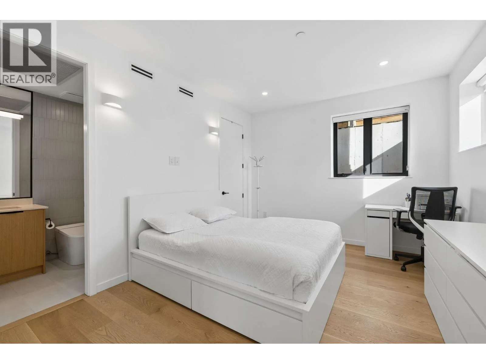 366 W 25TH STREET