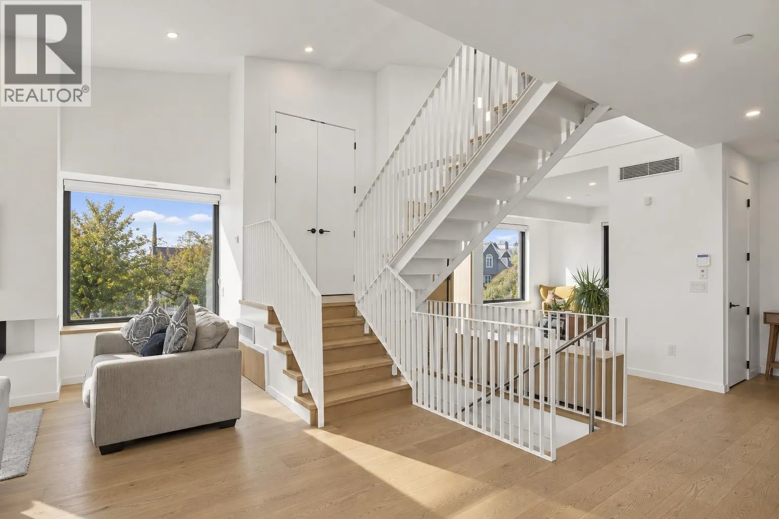366 W 25TH STREET