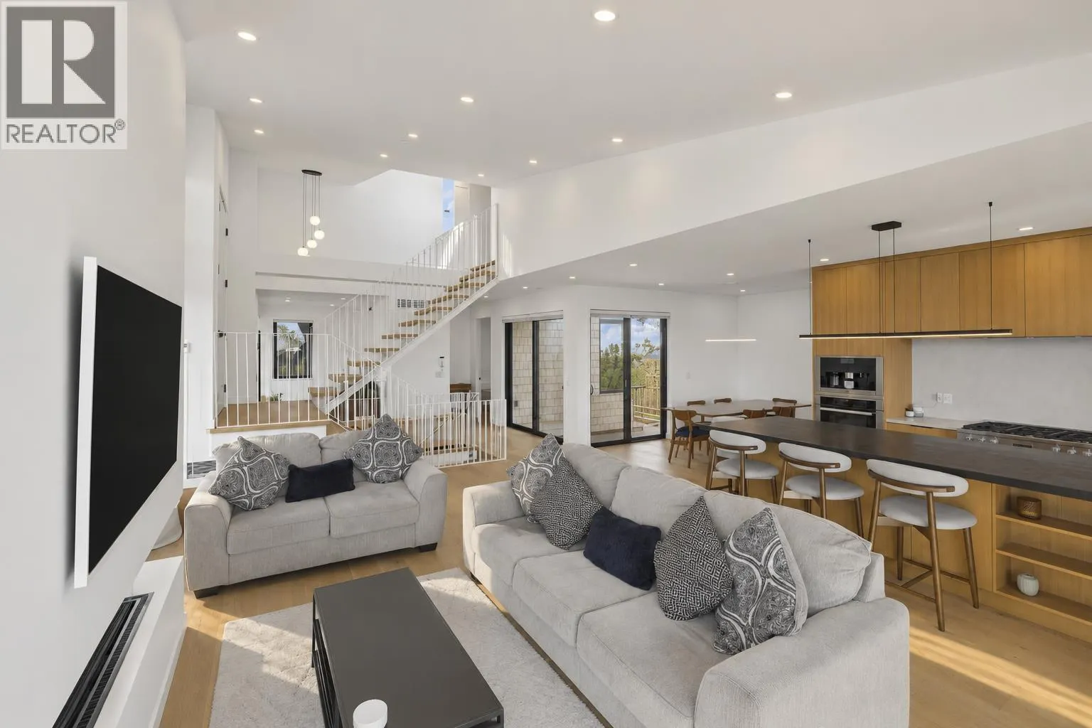 366 W 25TH STREET