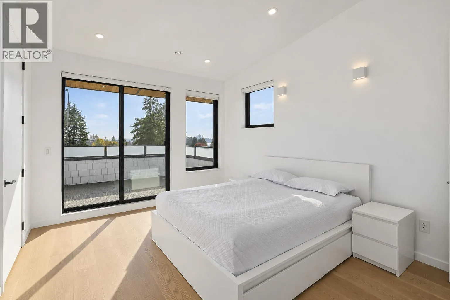 366 W 25TH STREET