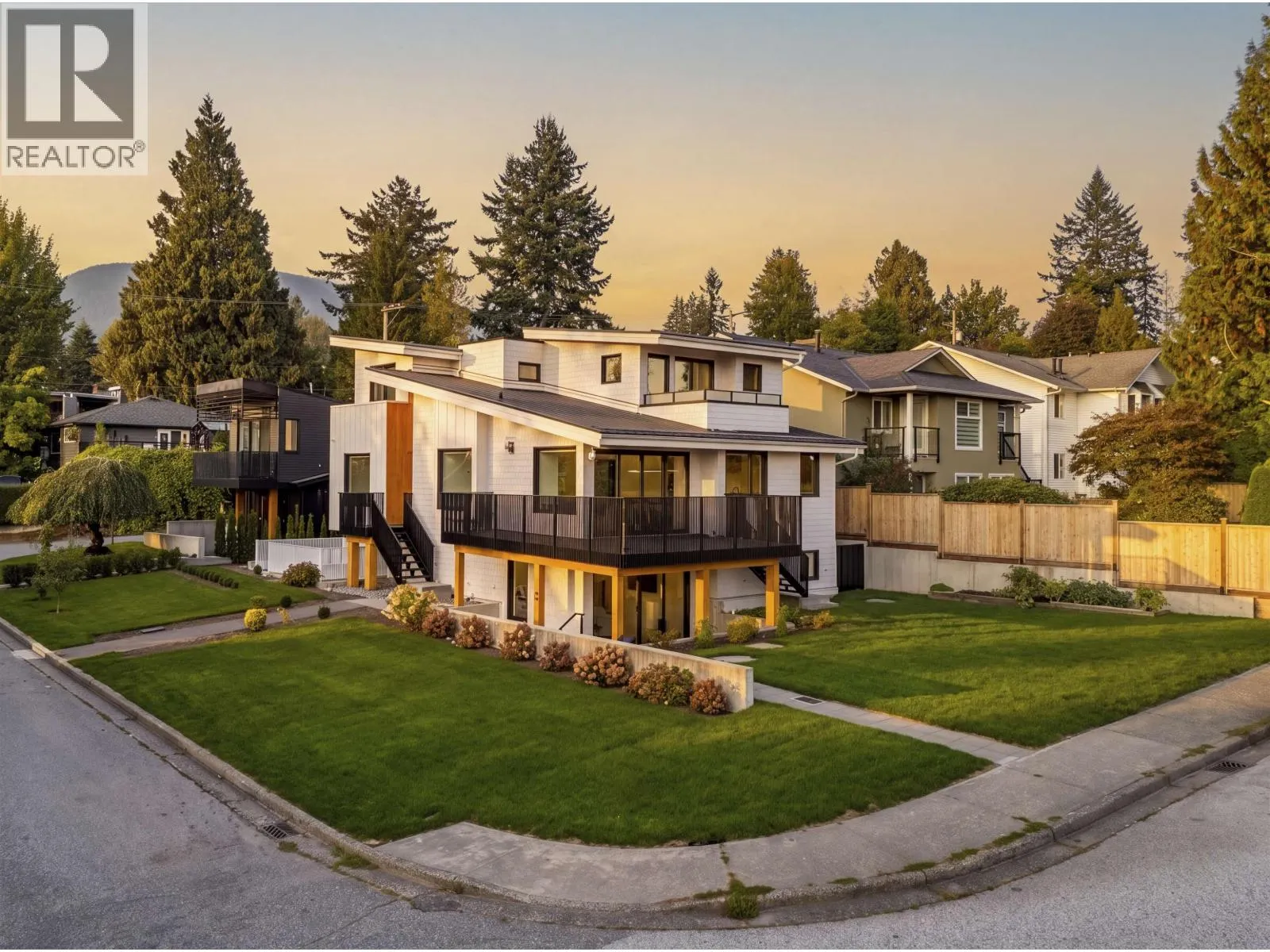366 W 25TH STREET