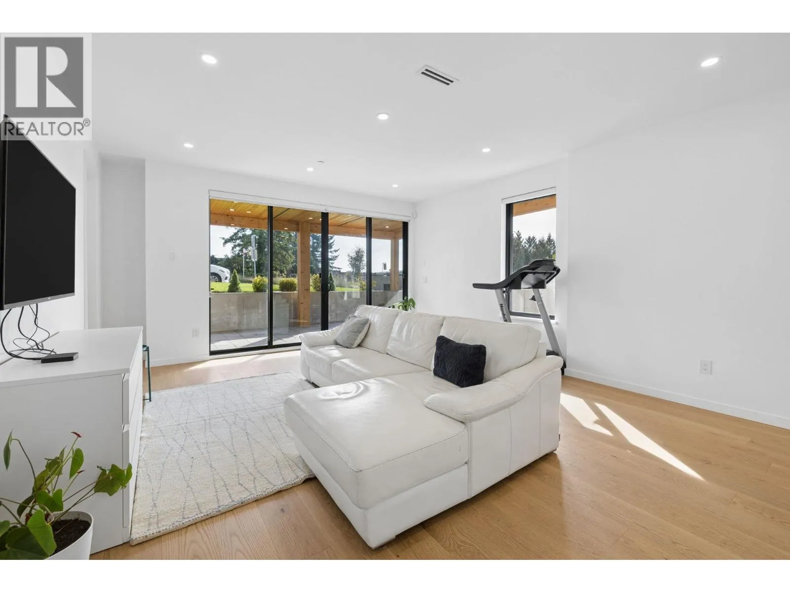 366 W 25TH STREET