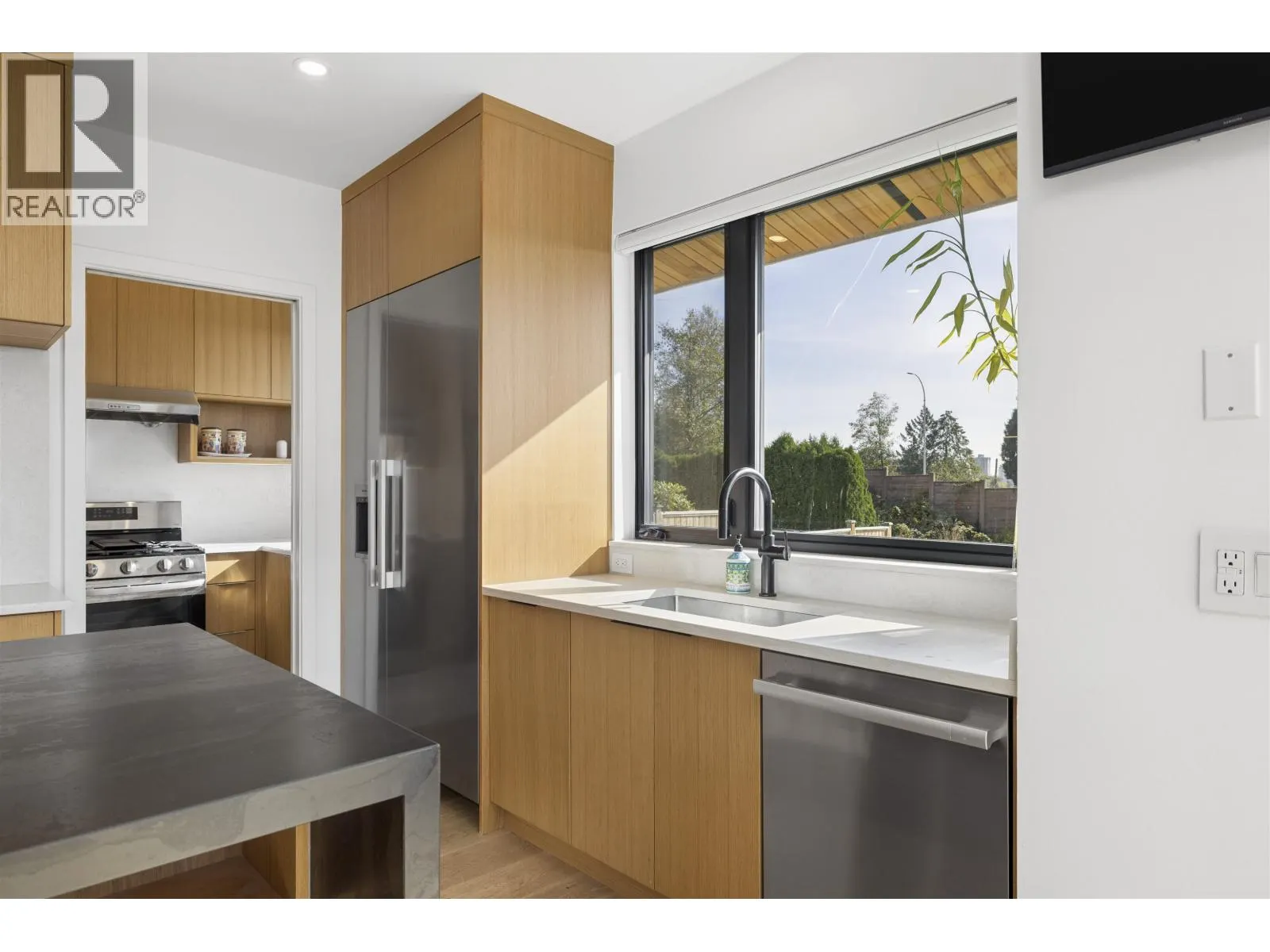 366 W 25TH STREET