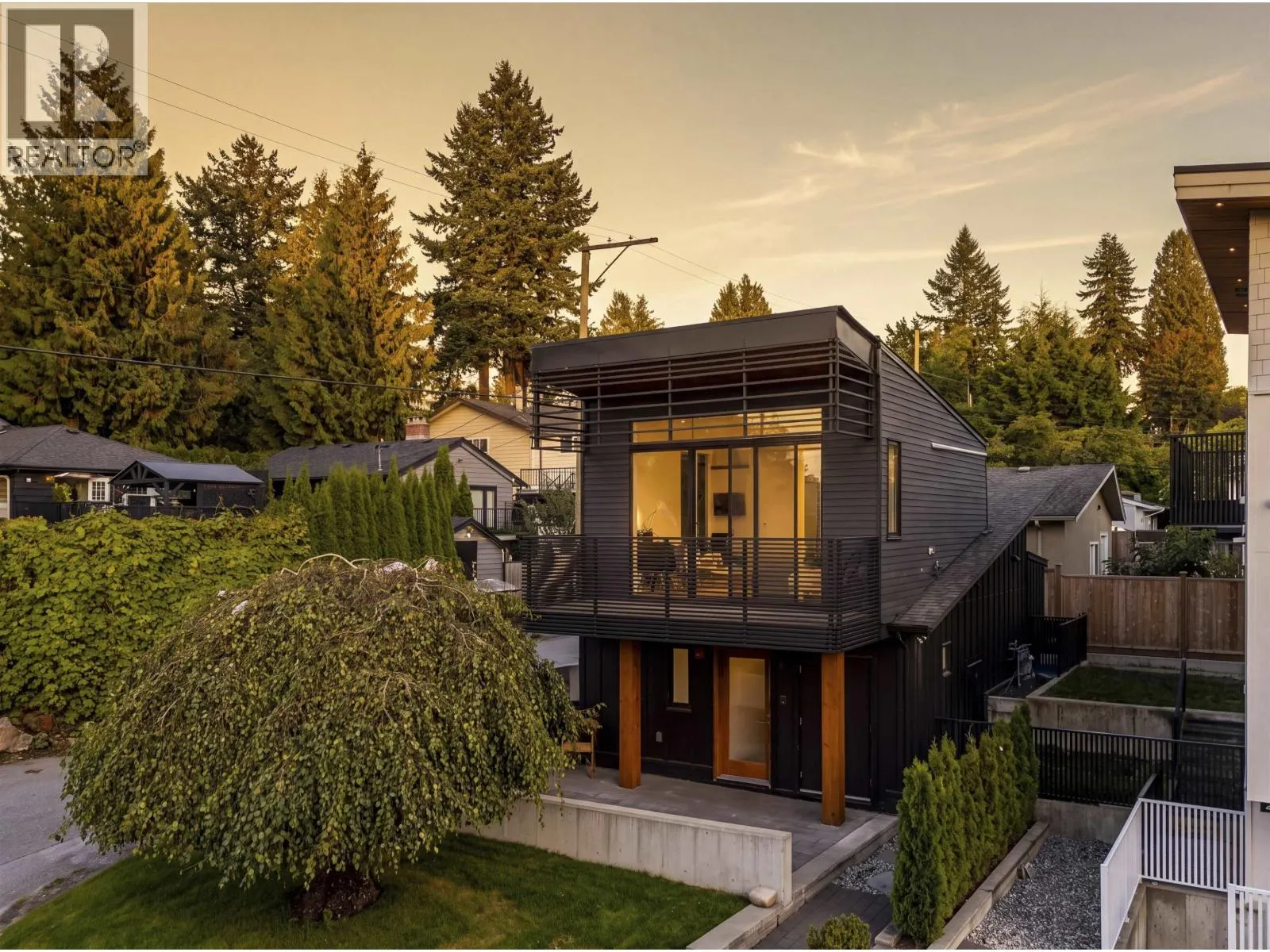 366 W 25TH STREET
