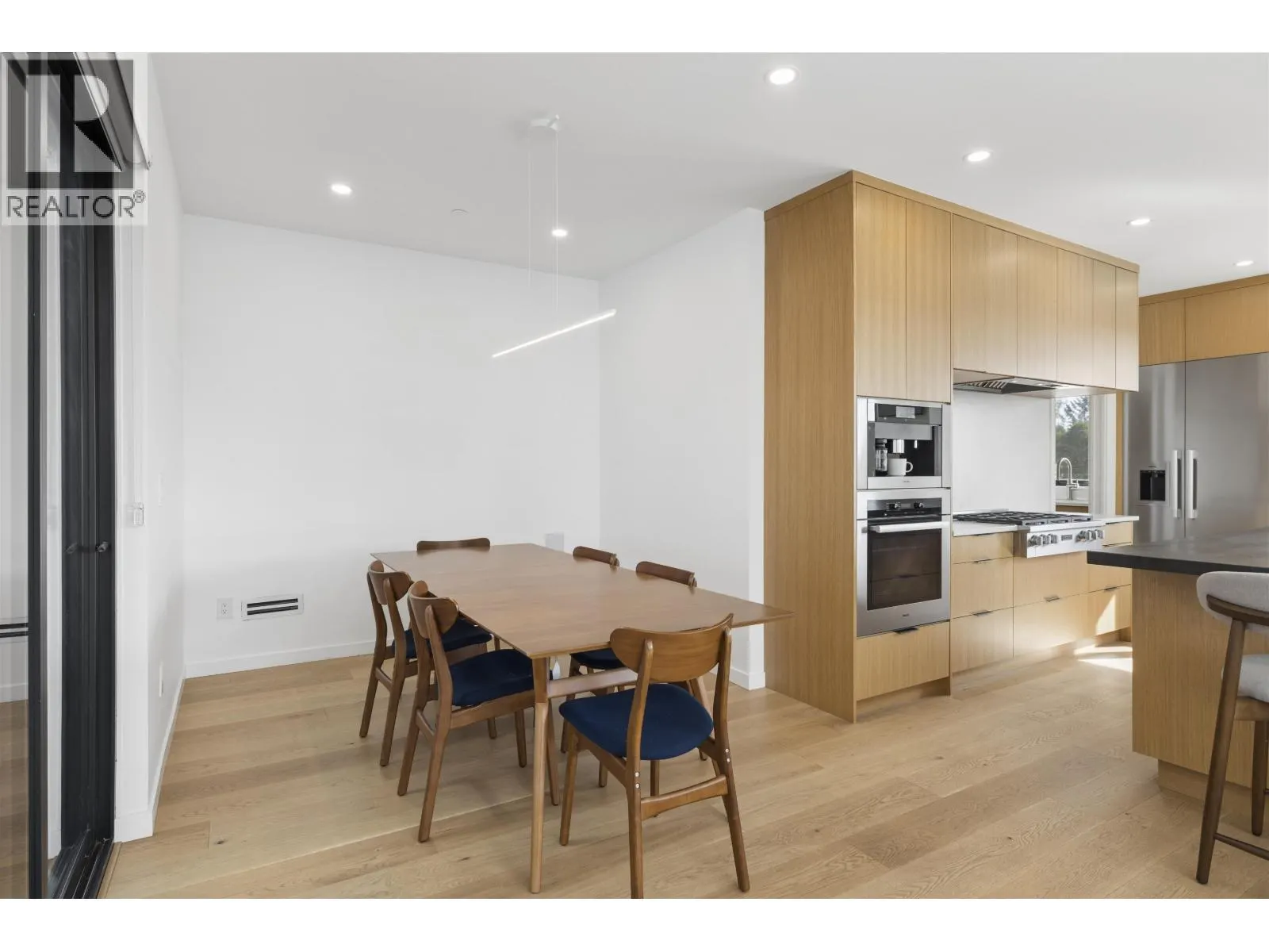 366 W 25TH STREET