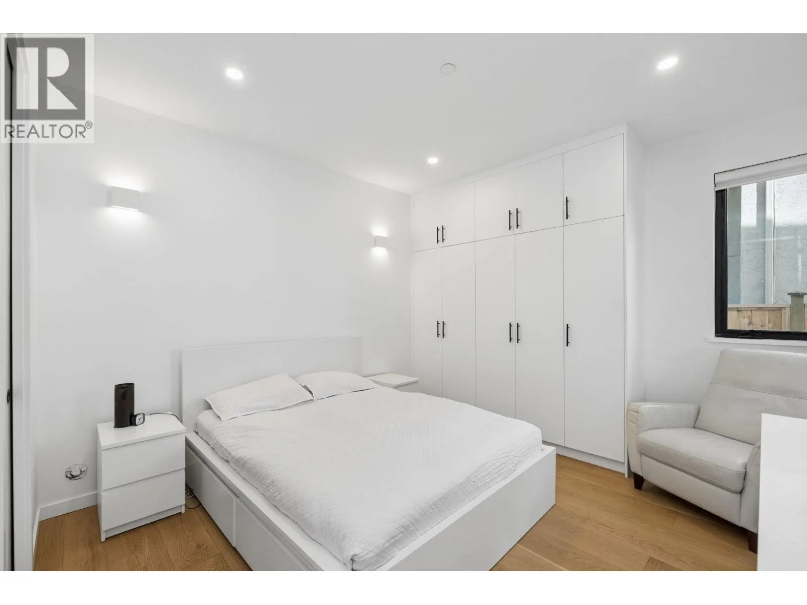 366 W 25TH STREET