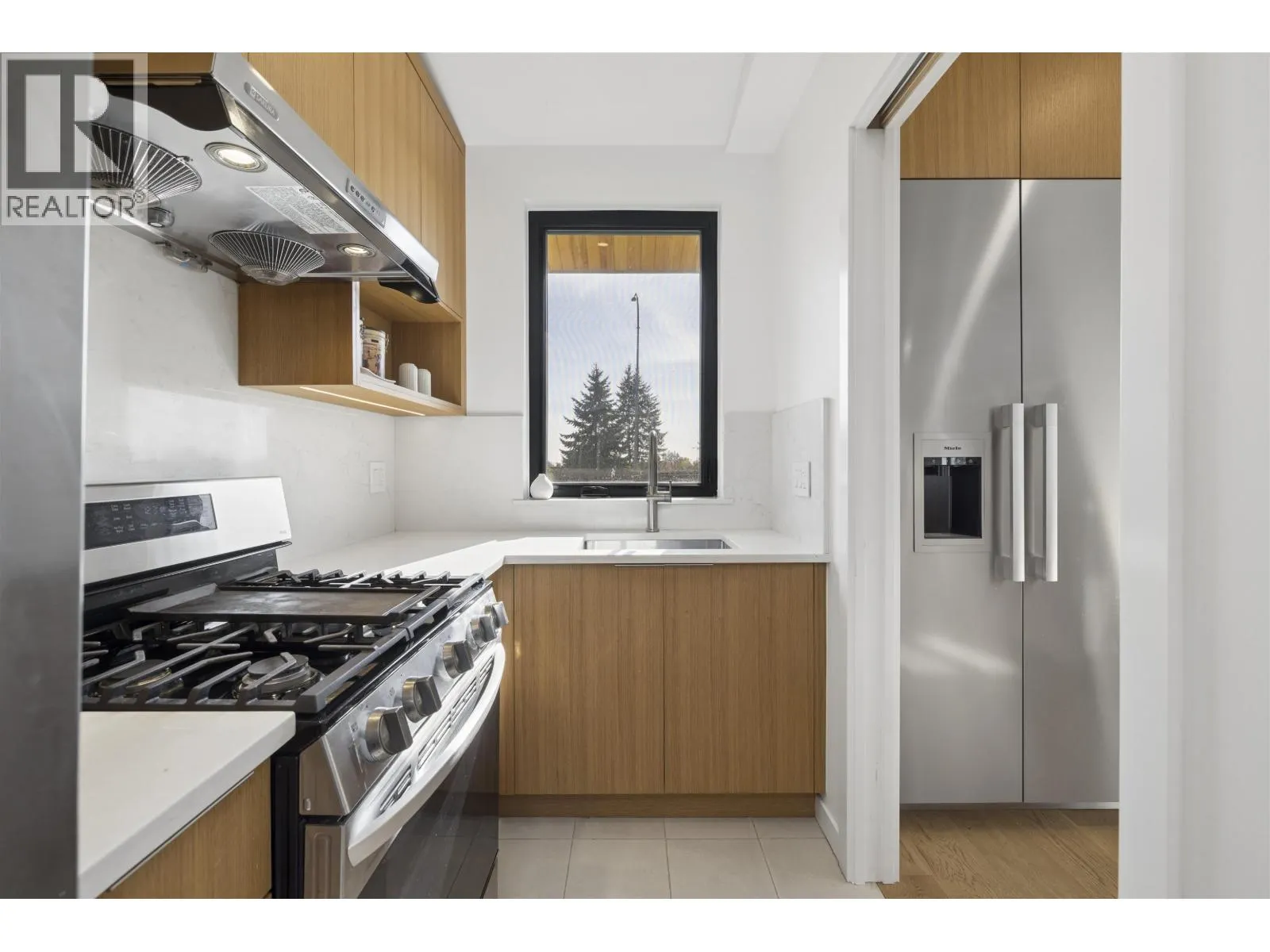 366 W 25TH STREET