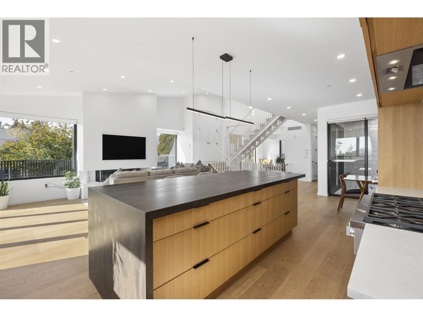 366 W 25TH STREET