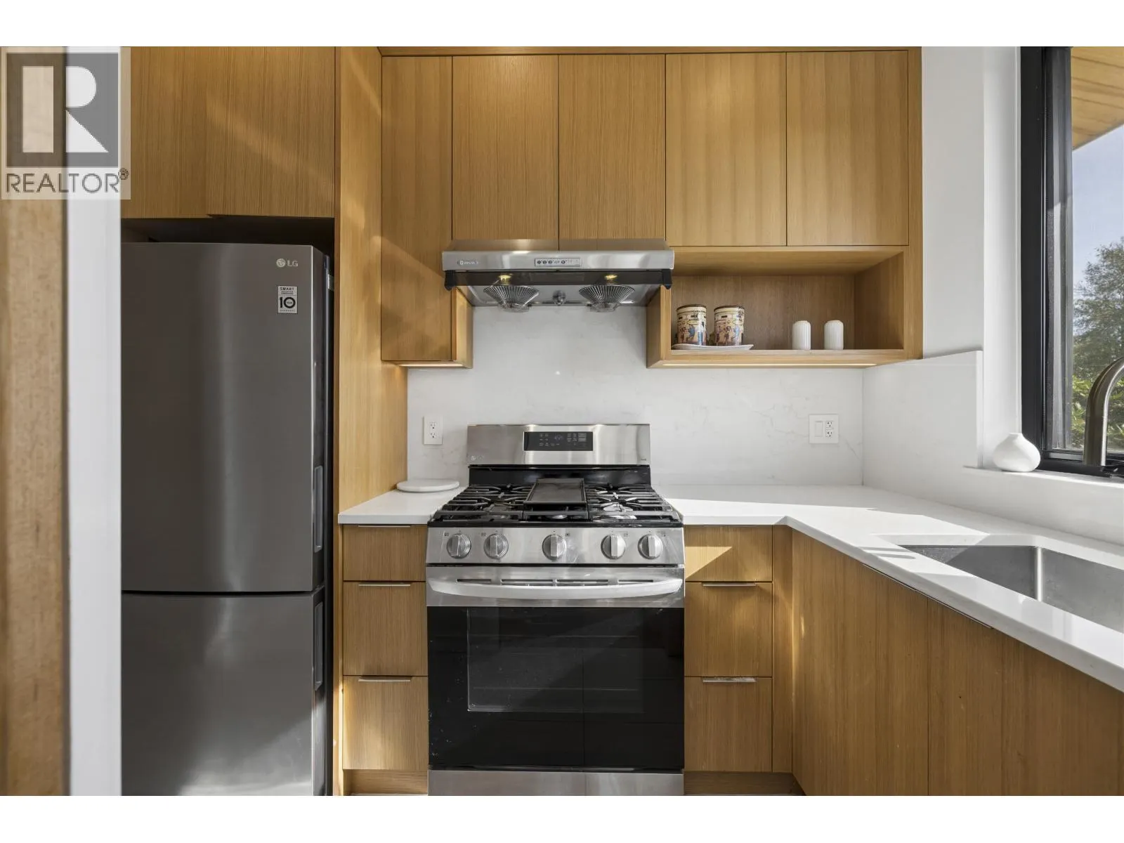 366 W 25TH STREET