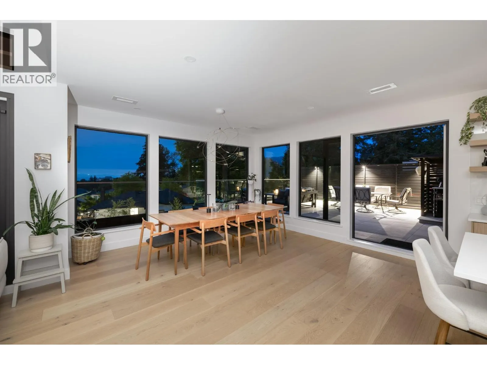 255 SANDRINGHAM CRESCENT