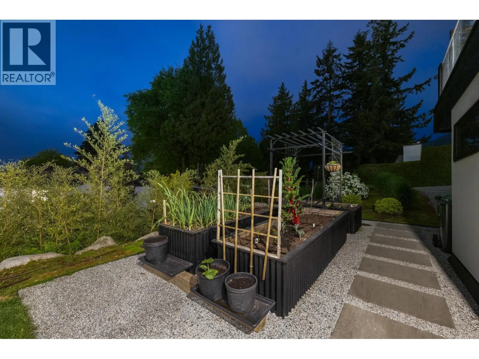 255 SANDRINGHAM CRESCENT