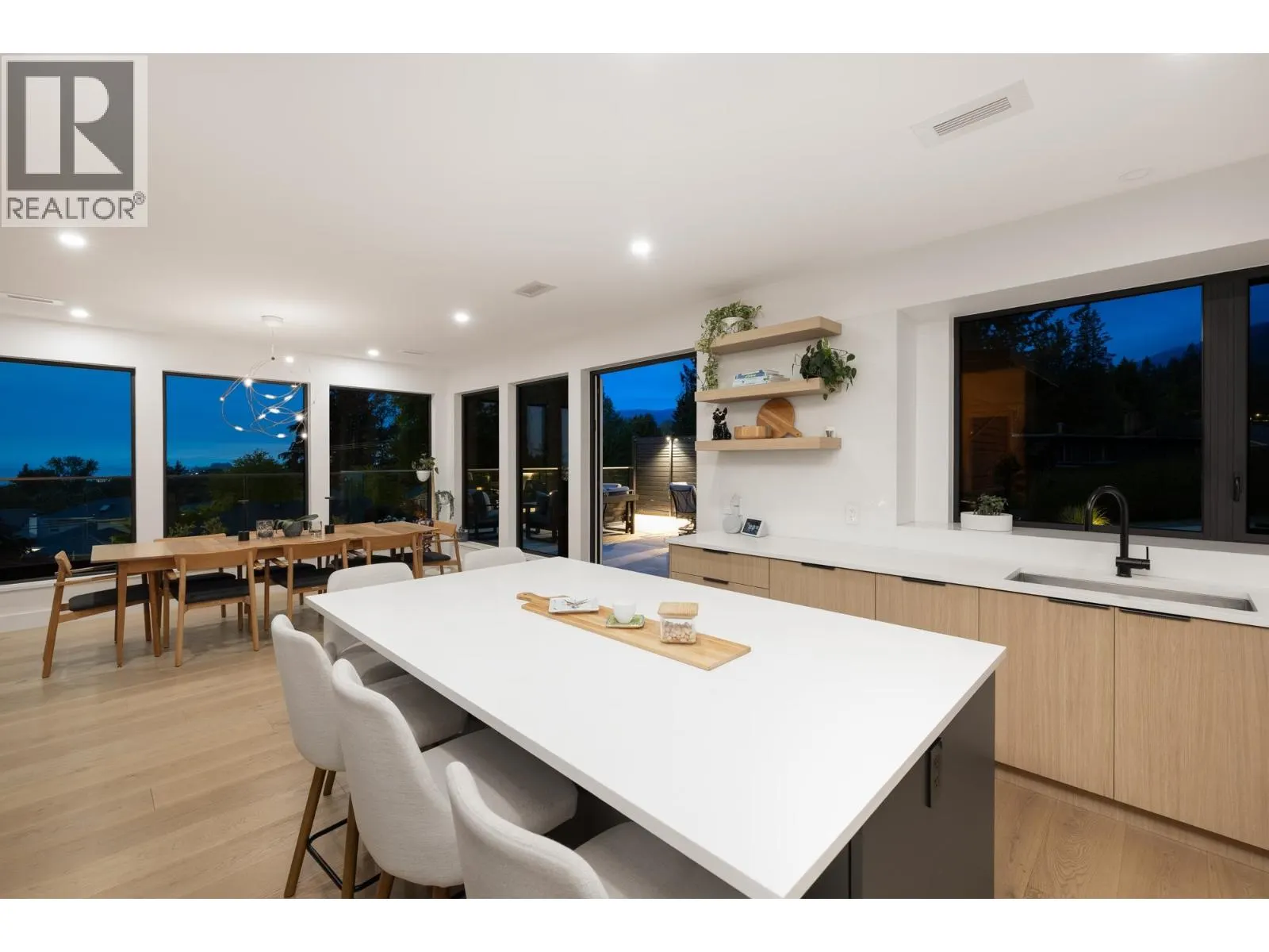 255 SANDRINGHAM CRESCENT