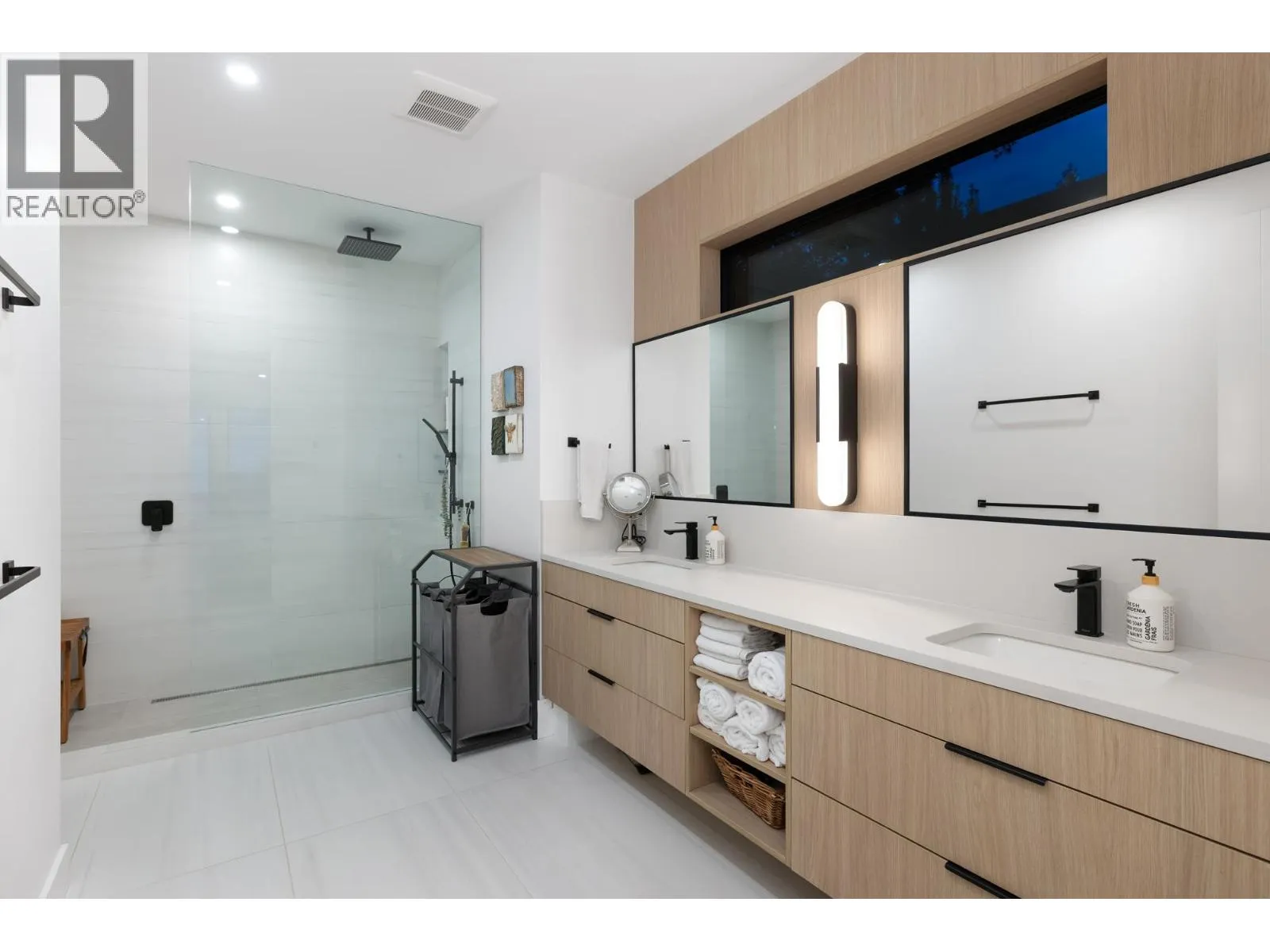 255 SANDRINGHAM CRESCENT