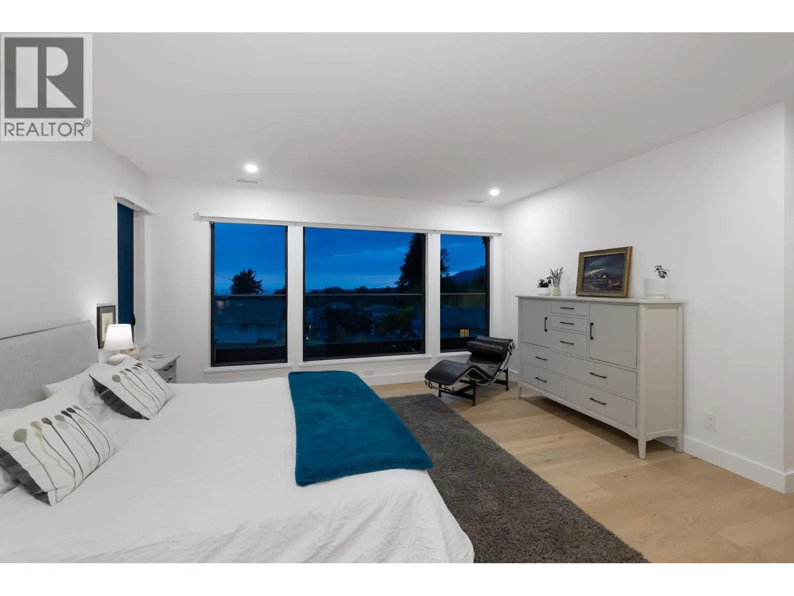 255 SANDRINGHAM CRESCENT