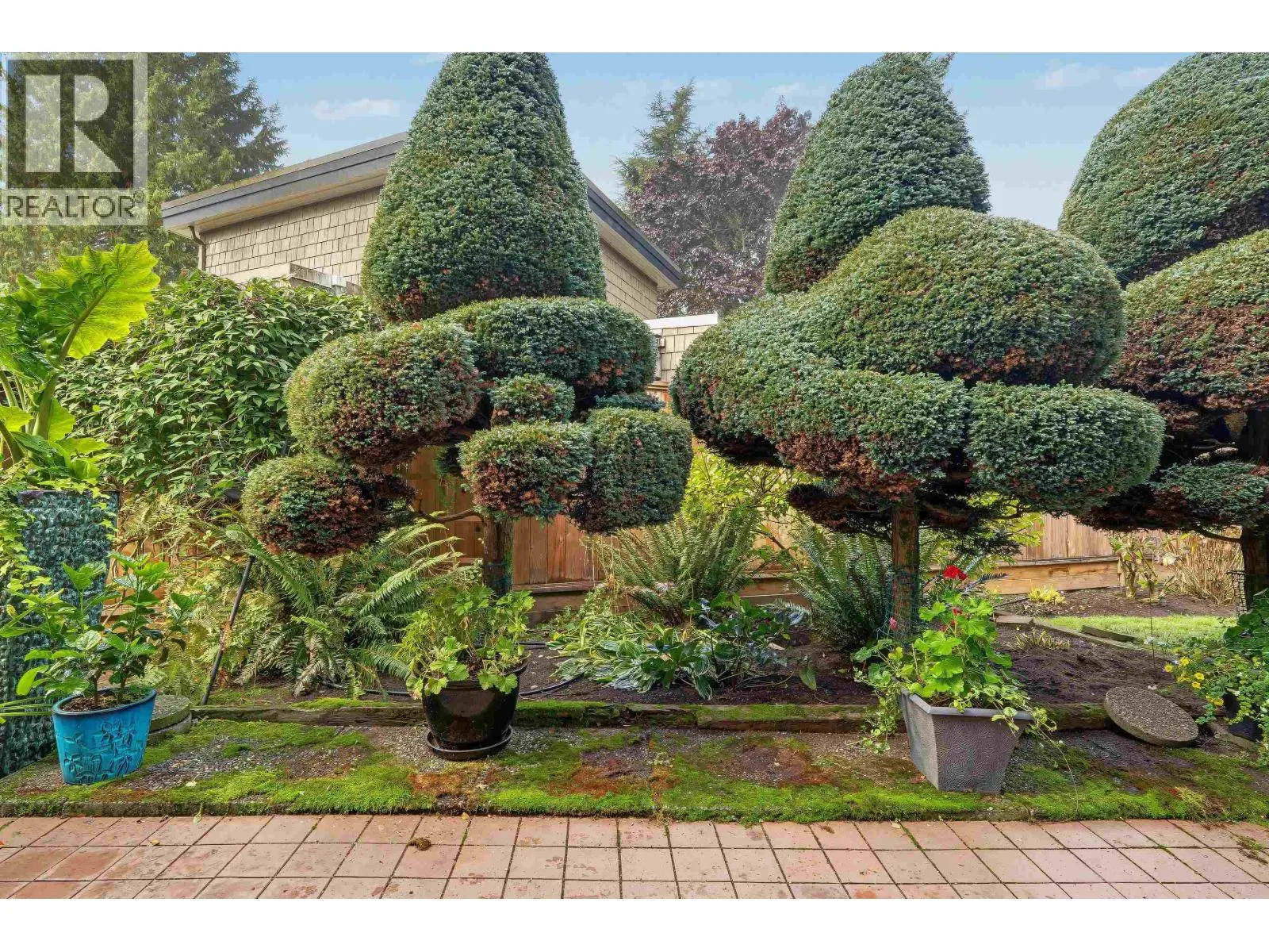 4927 CEDAR CRESCENT