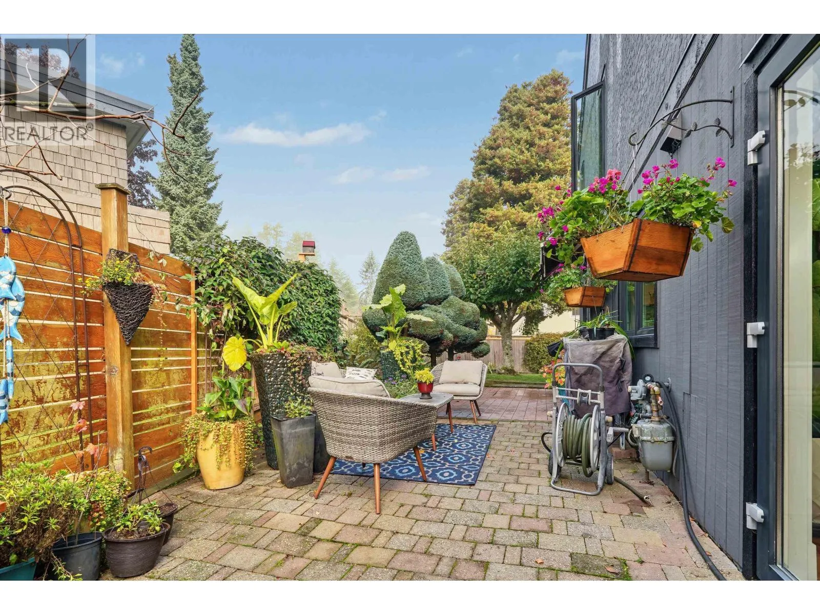 4927 CEDAR CRESCENT