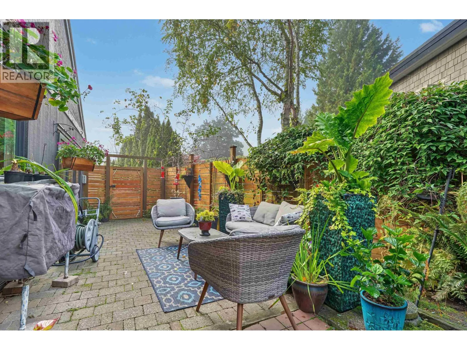 4927 CEDAR CRESCENT