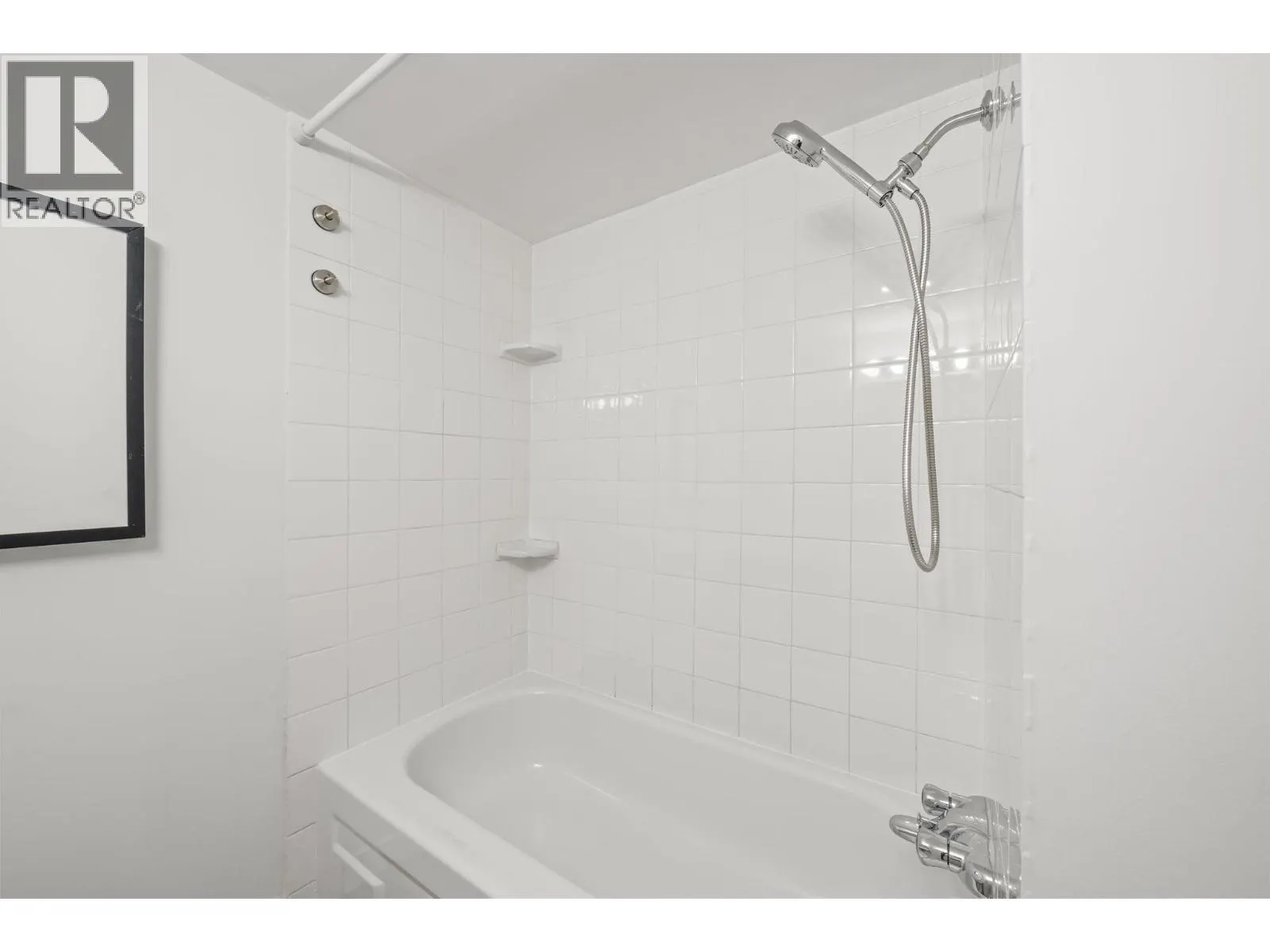 1504 3771 BARTLETT COURT