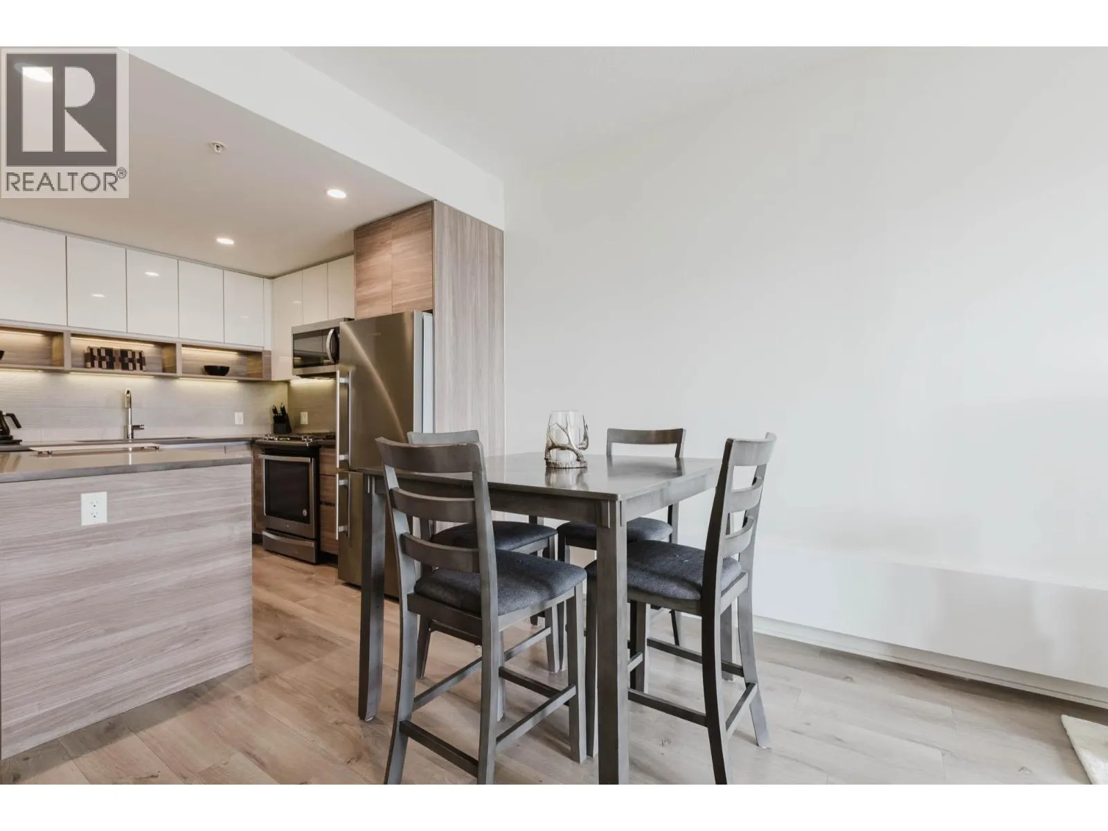 909 8850 UNIVERSITY CRESCENT