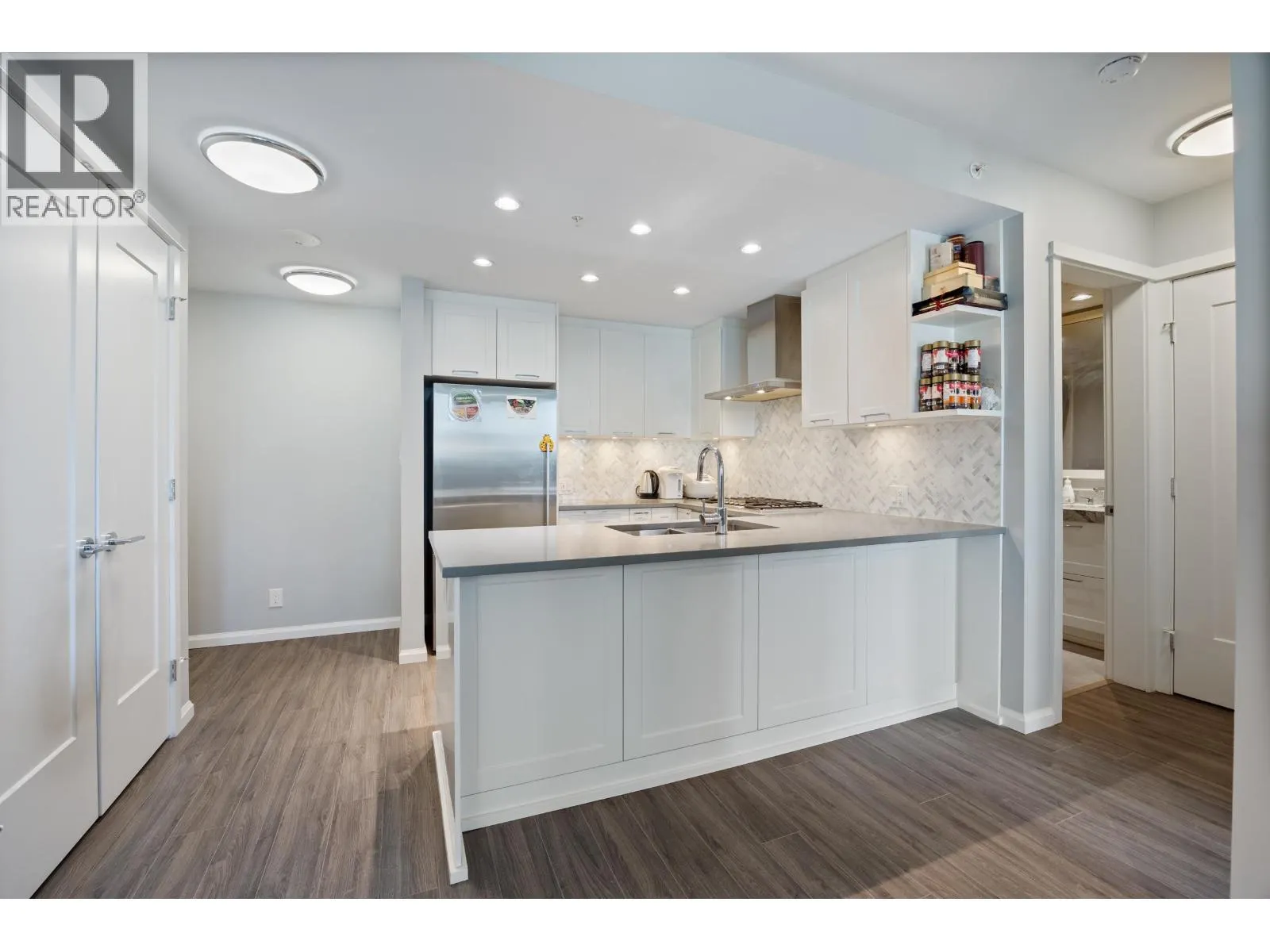1401 520 COMO LAKE AVENUE