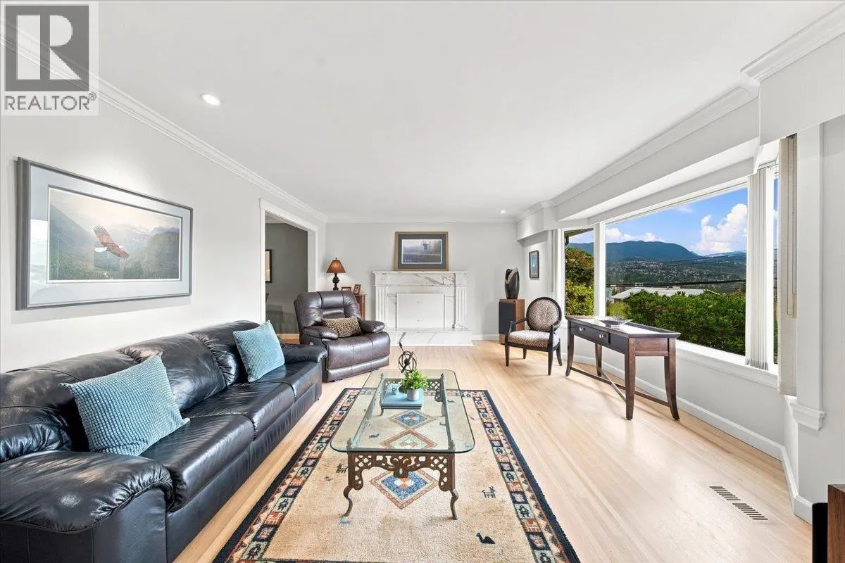 976 CORONA CRESCENT