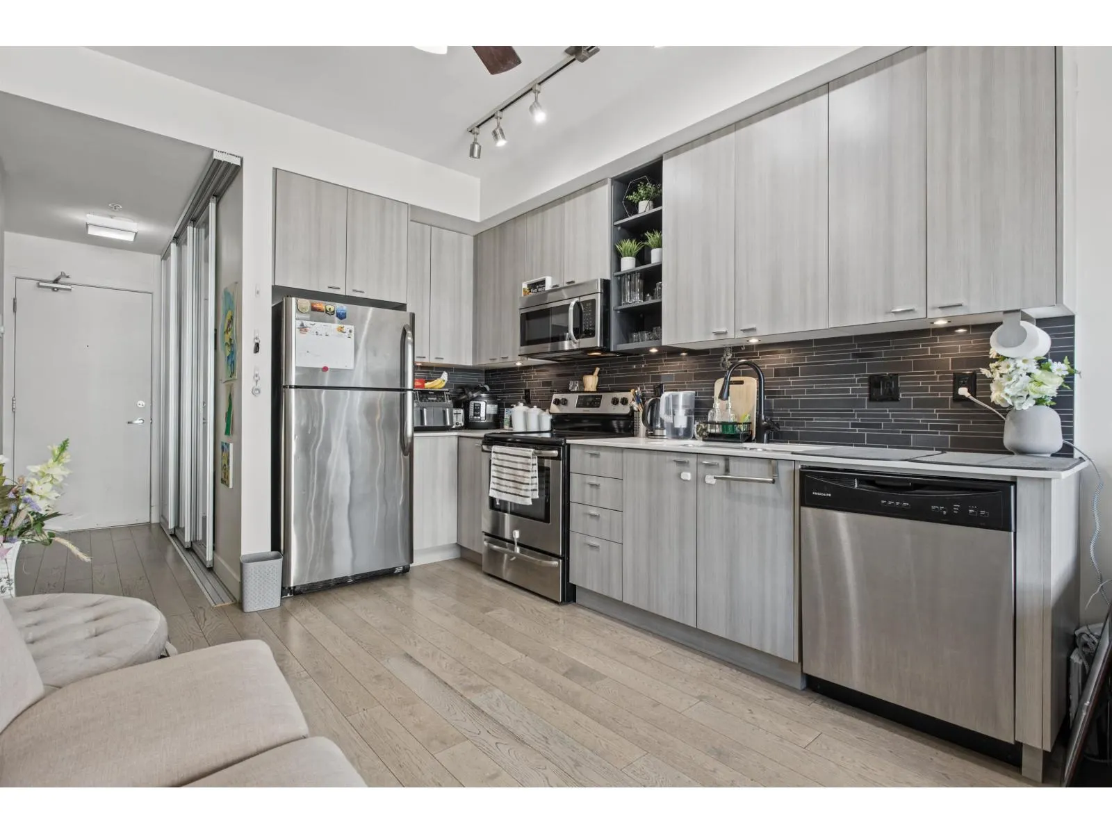 512 3080 GLADWIN ROAD