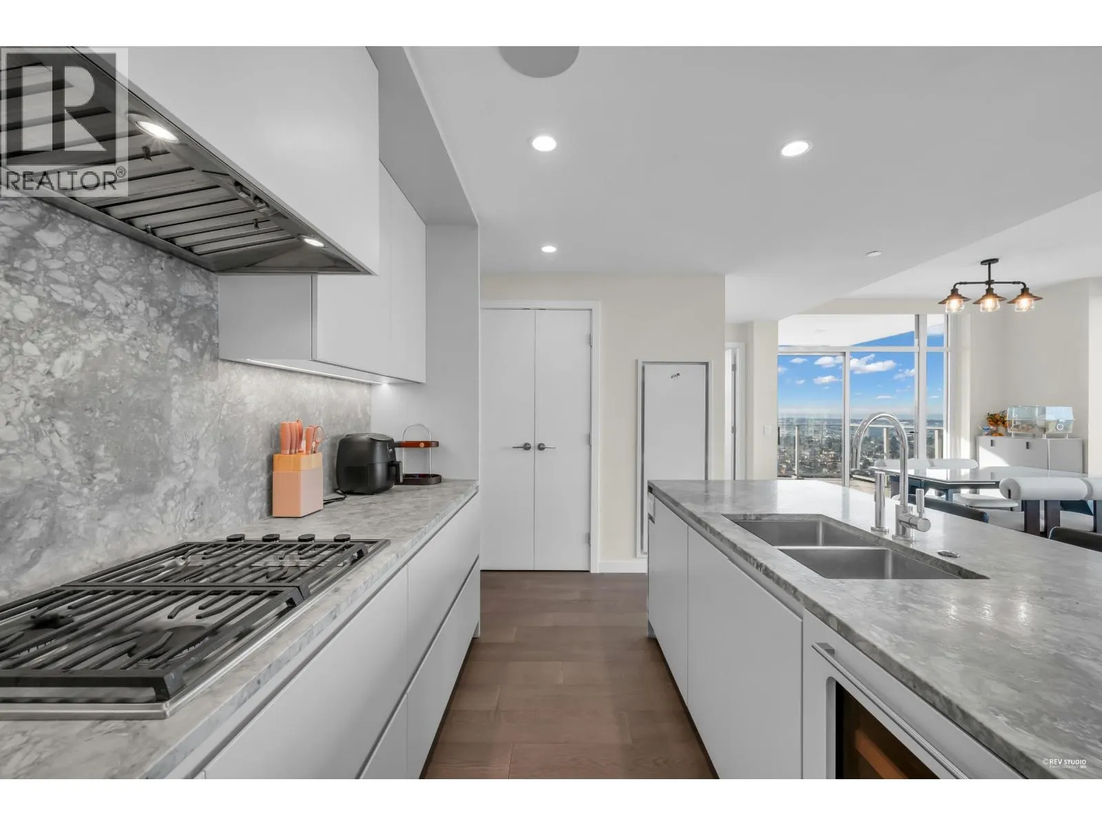 1906 7433 CAMBIE STREET