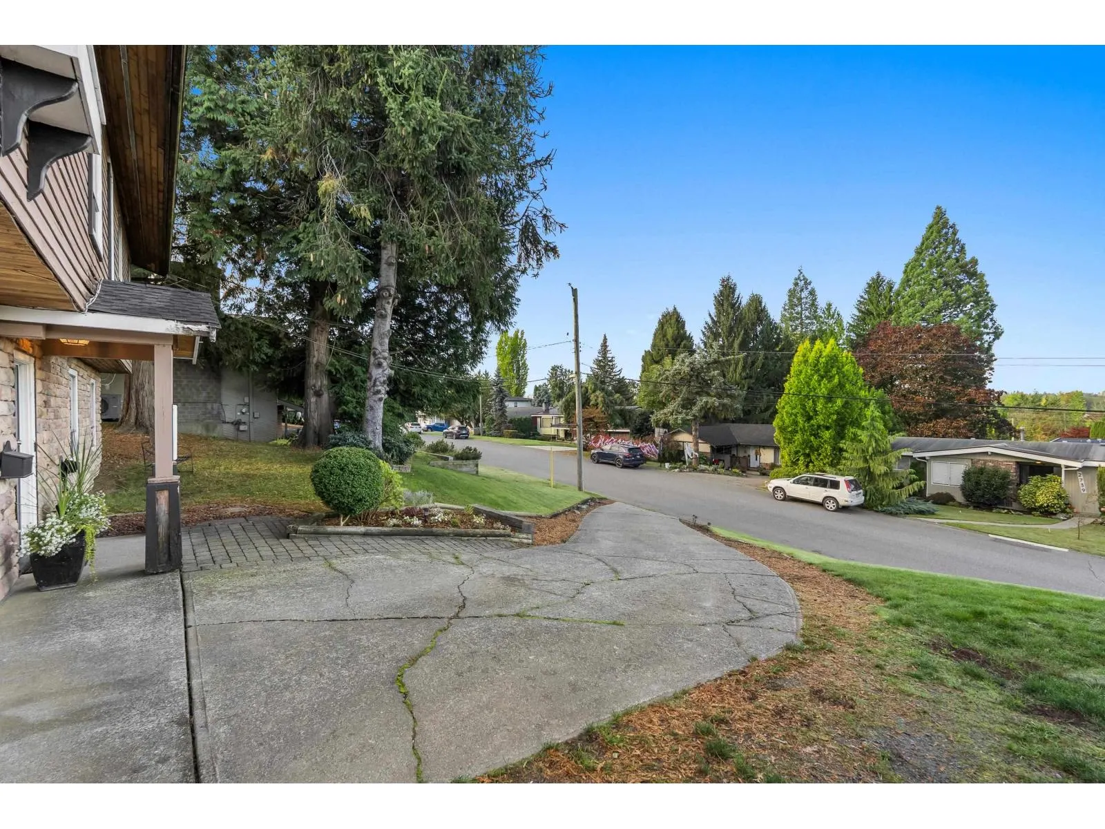 2734 VALEMONT CRESCENT