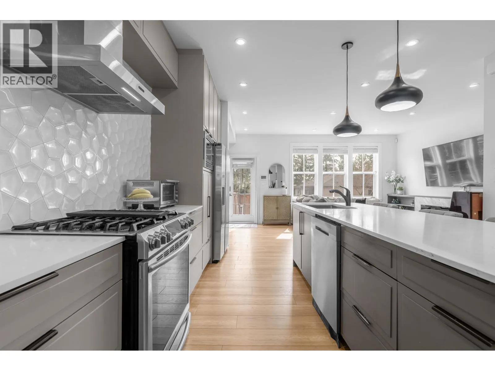 101 3416 QUEENSTON AVENUE