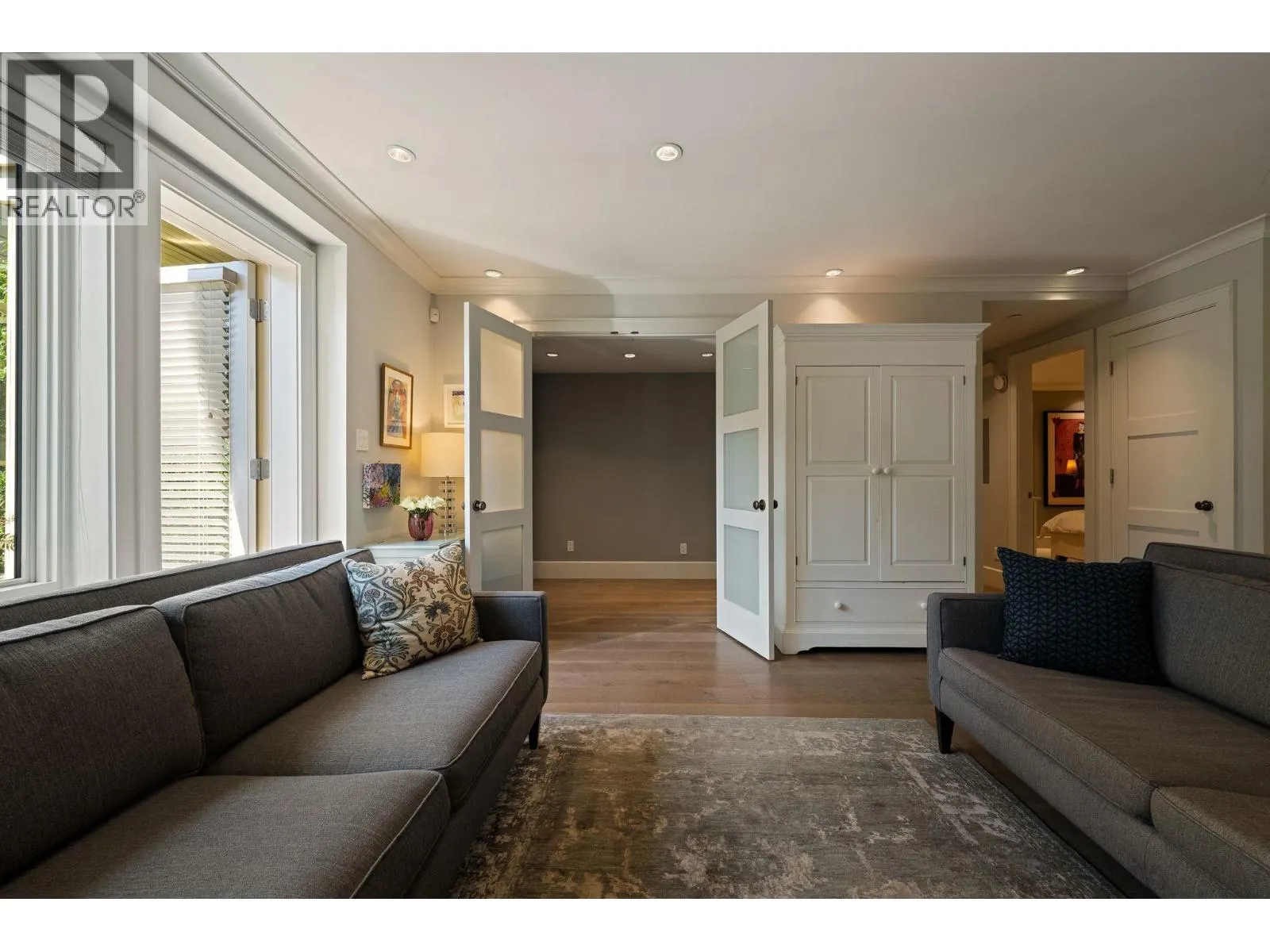 330 W 14TH AVENUE