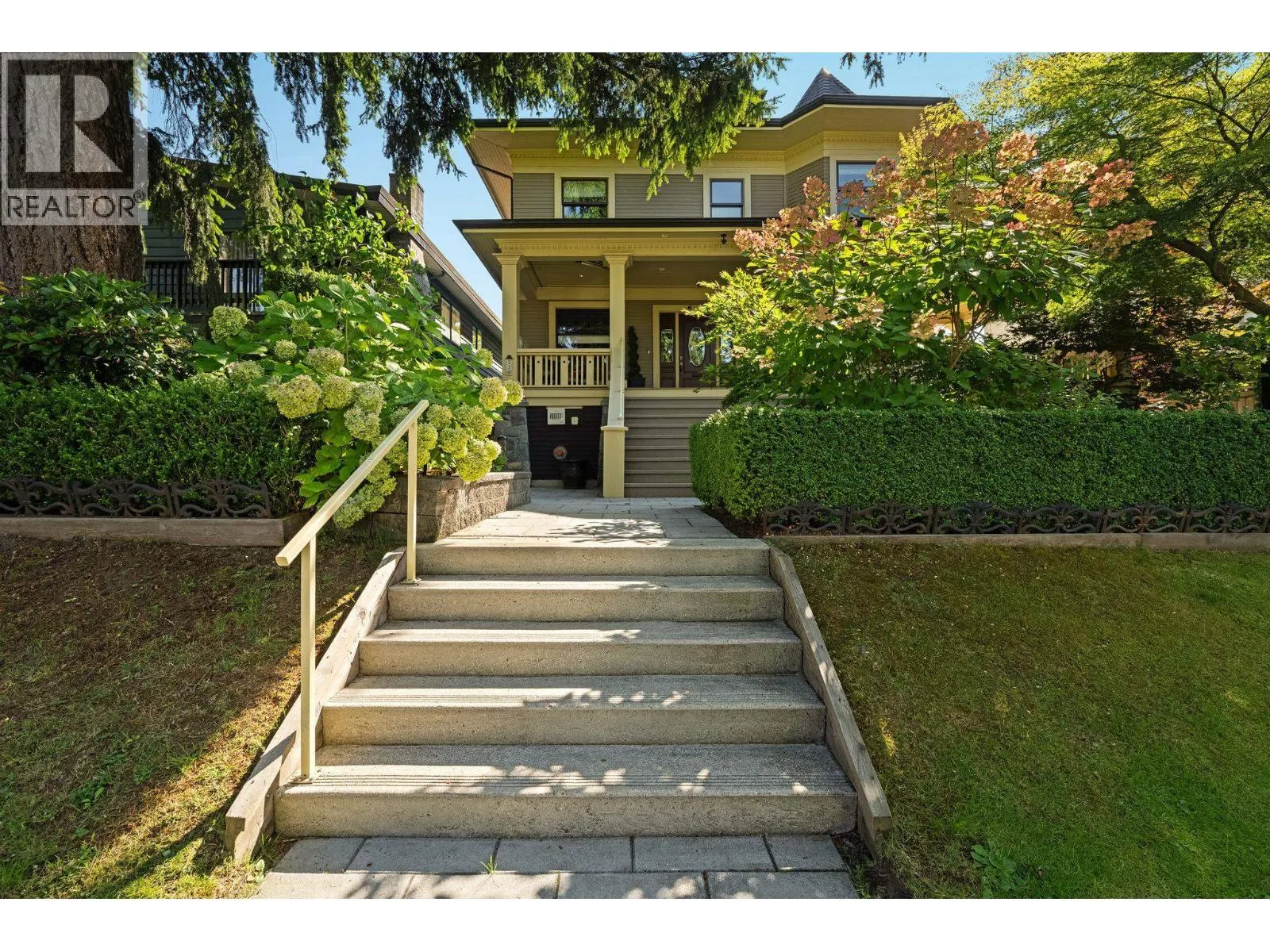 330 W 14TH AVENUE
