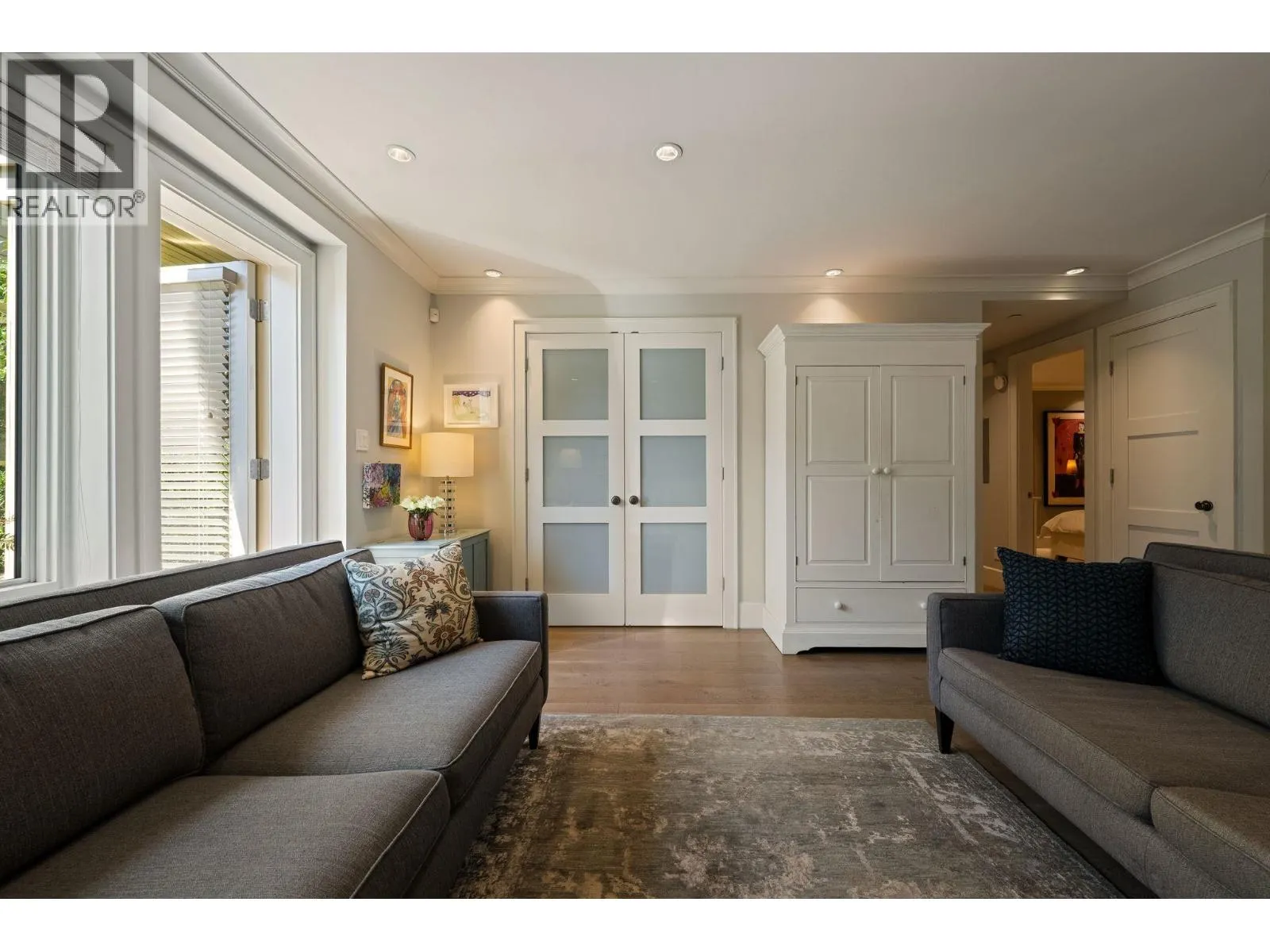 330 W 14TH AVENUE