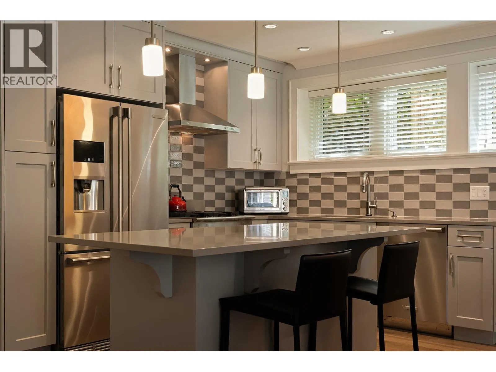 330 W 14TH AVENUE